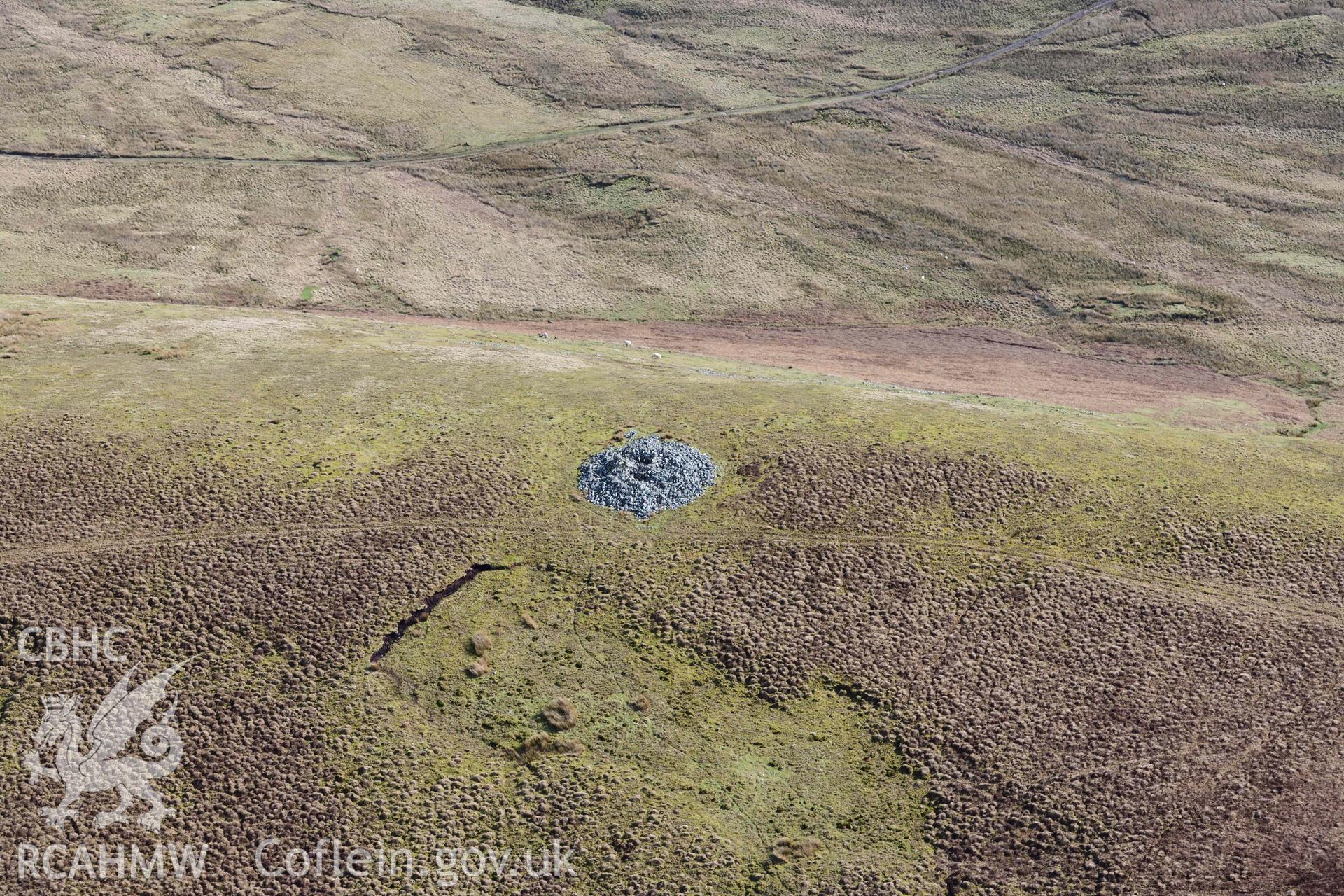 Y Gamriw or Graig Ddu, western cairn. Oblique aerial photograph taken during the Royal Commission’s programme of archaeological aerial reconnaissance by Toby Driver on 14 March 2022.