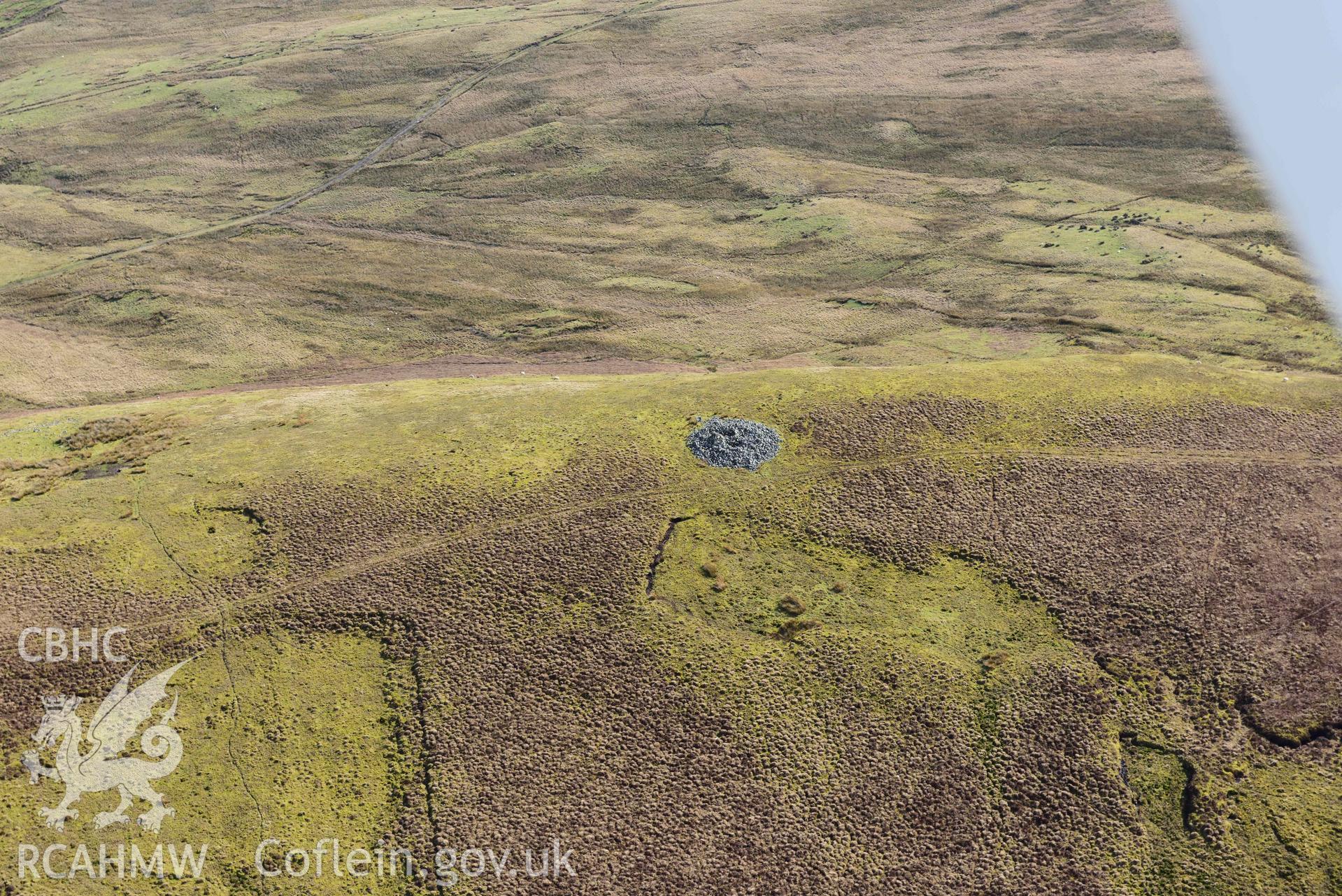 Y Gamriw or Graig Ddu, western cairn. Oblique aerial photograph taken during the Royal Commission’s programme of archaeological aerial reconnaissance by Toby Driver on 14 March 2022.