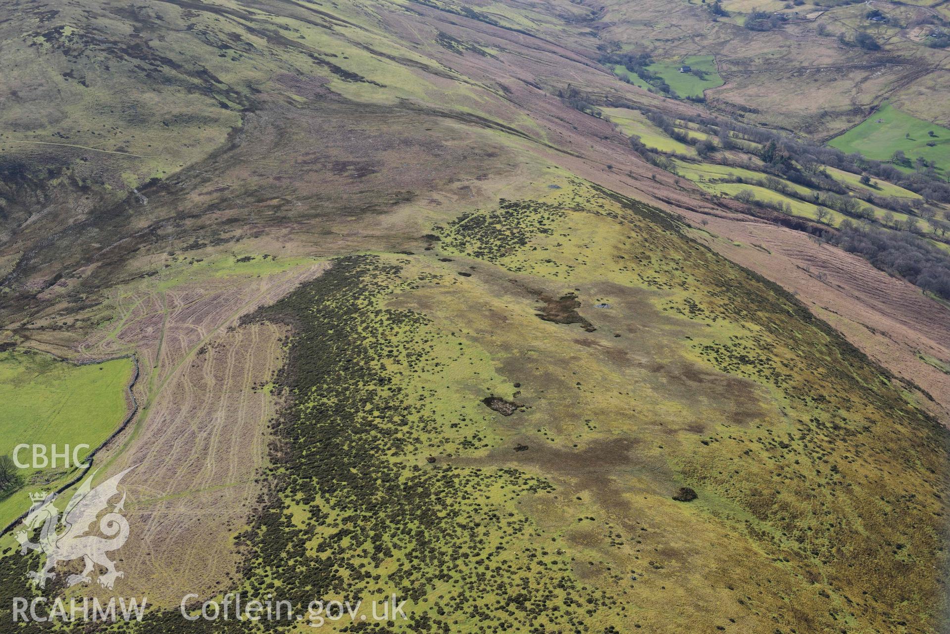 Banc Ystrad-wen cairn cemetery. Oblique aerial photograph taken during the Royal Commission’s programme of archaeological aerial reconnaissance by Toby Driver on 14 March 2022.