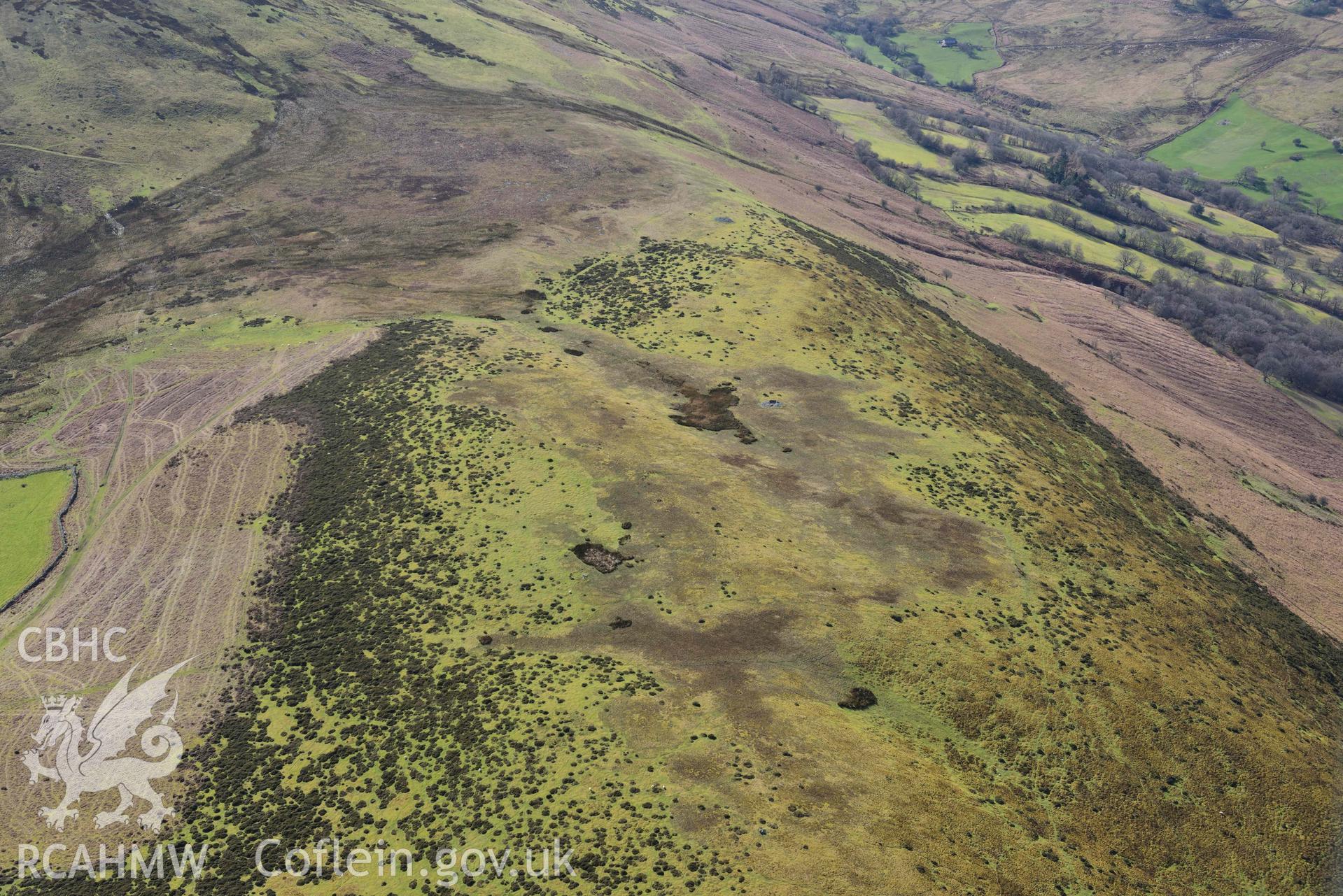 Banc Ystrad-wen cairn cemetery. Oblique aerial photograph taken during the Royal Commission’s programme of archaeological aerial reconnaissance by Toby Driver on 14 March 2022.