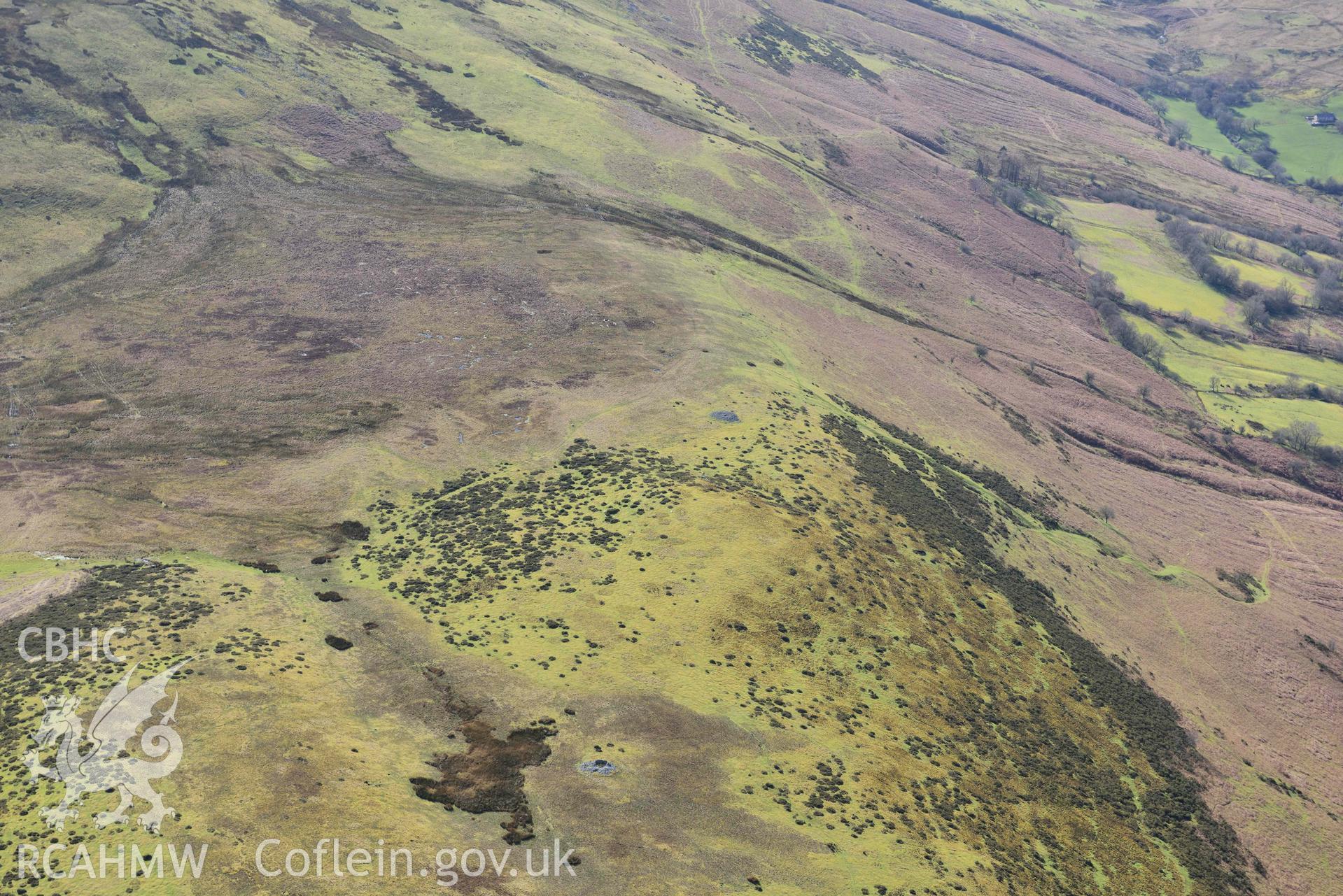 Banc Ystrad-wen cairn cemetery. Oblique aerial photograph taken during the Royal Commission’s programme of archaeological aerial reconnaissance by Toby Driver on 14 March 2022.