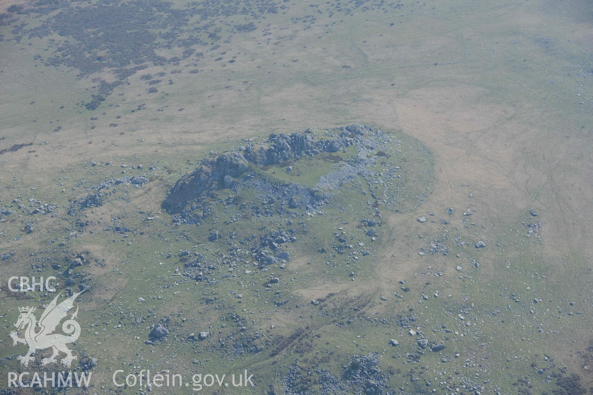 Carn Alw. Oblique aerial photographs taken during the Royal Commission’s programme of archaeological aerial reconnaissance by Toby Driver on 25 March 2022.