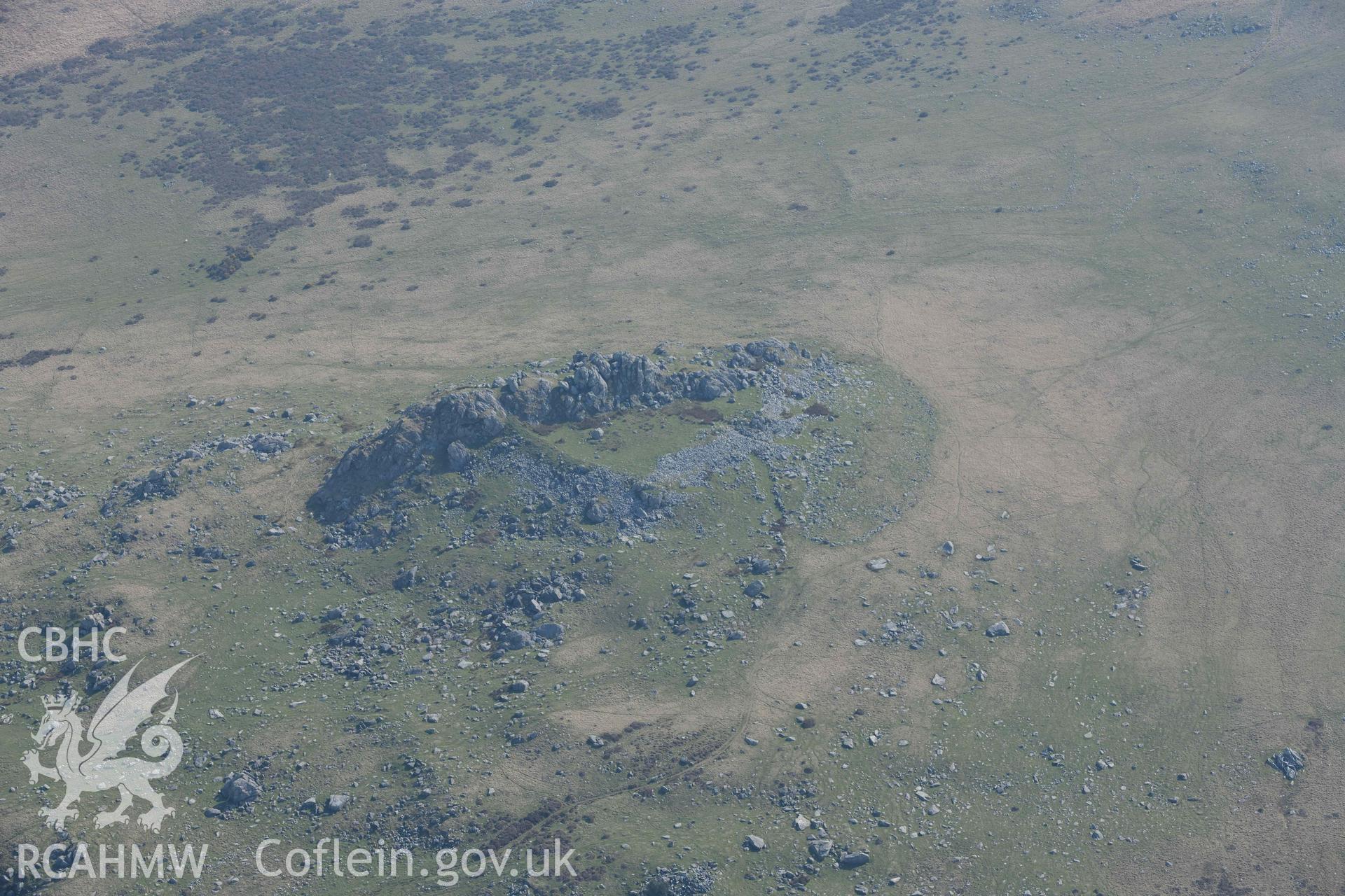 Carn Alw. Oblique aerial photographs taken during the Royal Commission’s programme of archaeological aerial reconnaissance by Toby Driver on 25 March 2022.