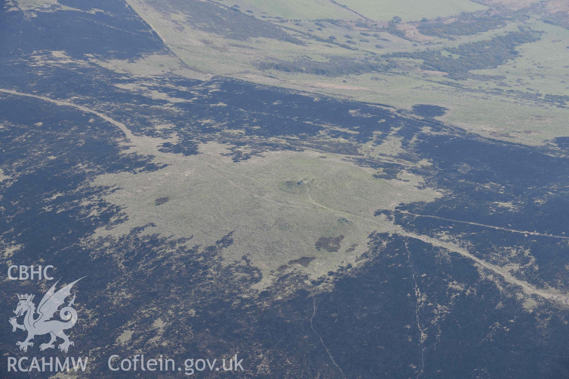 Mynydd Preseli, bracken burn centred on Foel Feddau cairn. Oblique aerial photograph taken during the Royal Commission’s programme of archaeological aerial reconnaissance by Toby Driver on 25 March 2022.