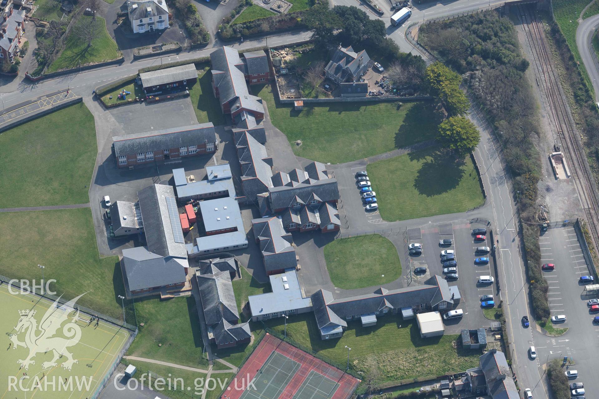 Ysgol Uwchradd Tywyn. Oblique aerial photograph taken during the Royal Commission’s programme of archaeological aerial reconnaissance by Toby Driver on 25 March 2022.