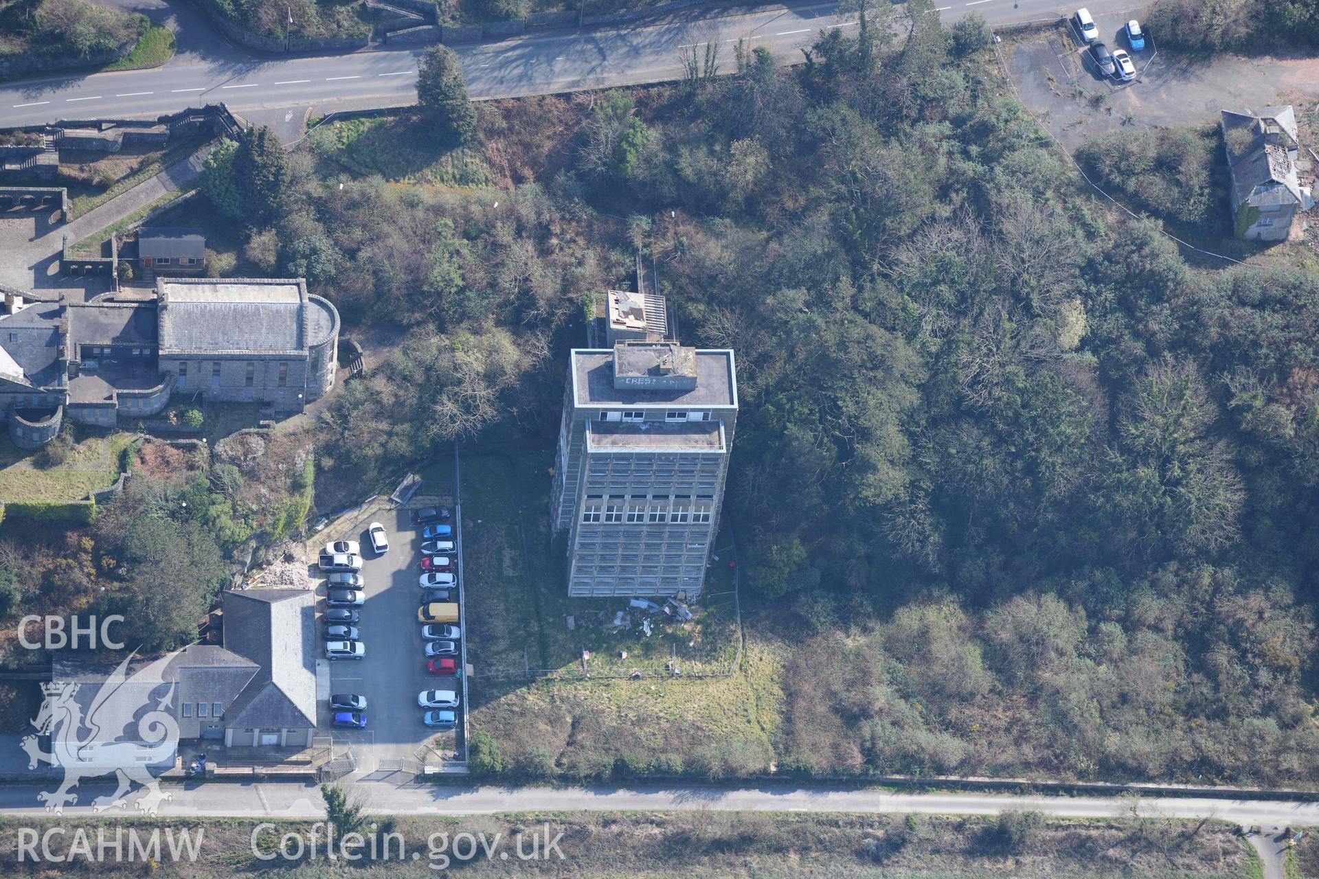 Accomodation Tower, Coleg Harlech. Oblique aerial photograph taken during the Royal Commission’s programme of archaeological aerial reconnaissance by Toby Driver on 25 March 2022.