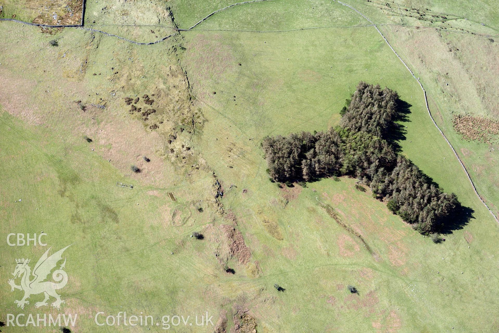 Enclosed hut groups, Ffridd ddu, view from north-east. Oblique aerial photograph taken during the Royal Commission’s programme of archaeological aerial reconnaissance by Toby Driver on 20 April 2018.