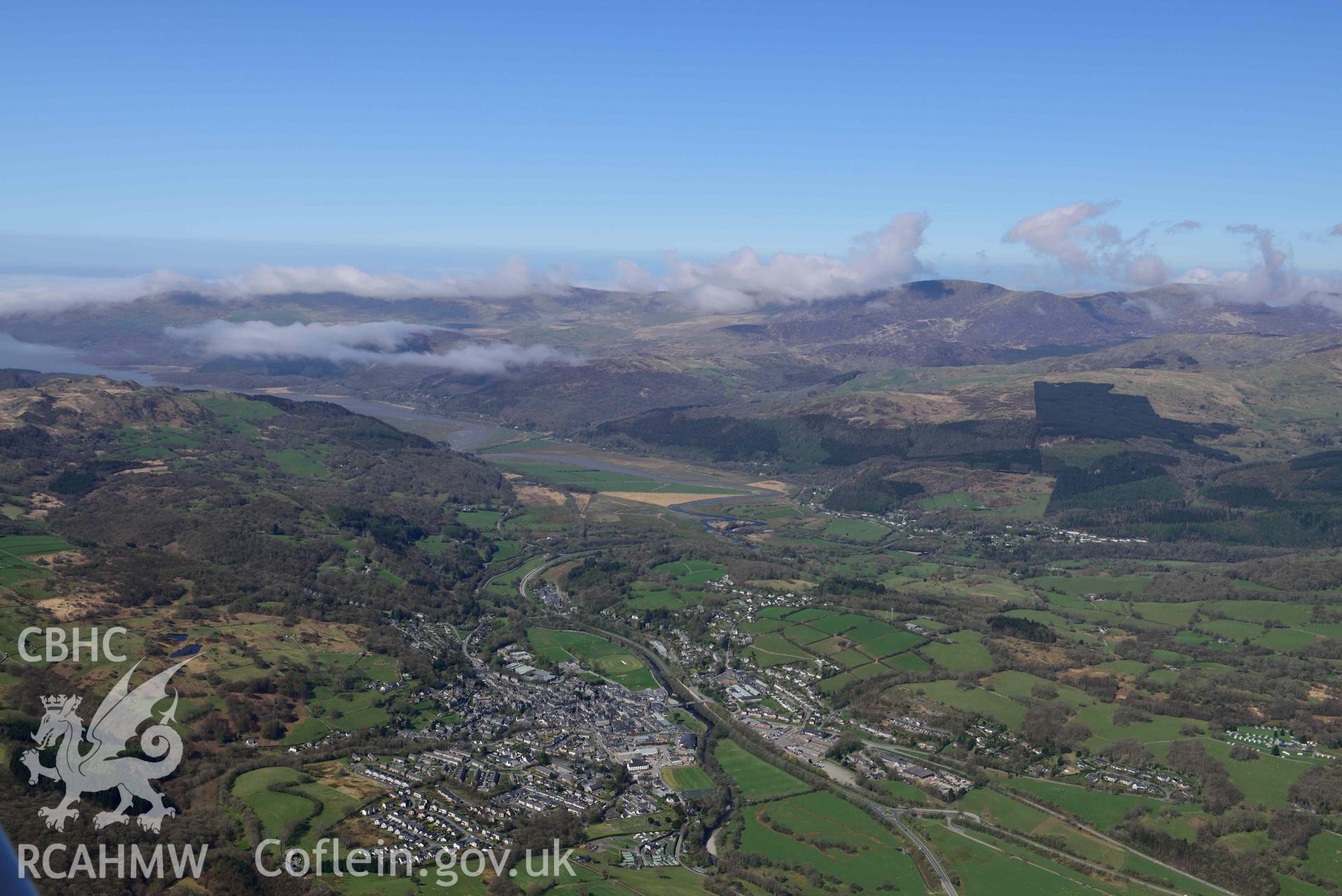 Dolgellau town, wide landscape view from east. Oblique aerial photograph taken during the Royal Commission’s programme of archaeological aerial reconnaissance by Toby Driver on 20 April 2018.