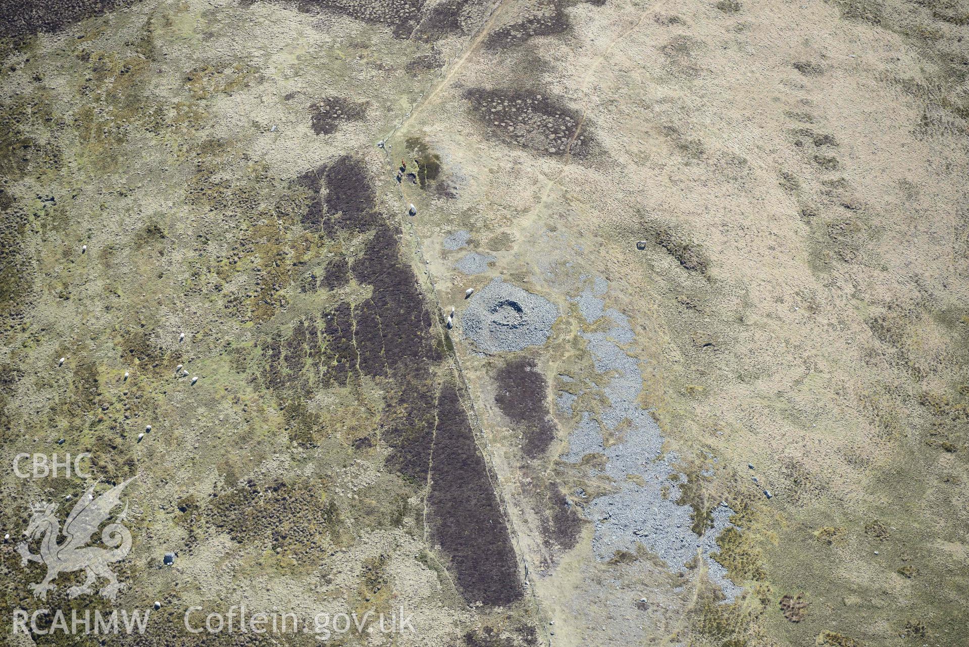 Carnedd-y-Ddelw, detailed view. Oblique aerial photograph taken during the Royal Commission’s programme of archaeological aerial reconnaissance by Toby Driver on 20 April 2018.