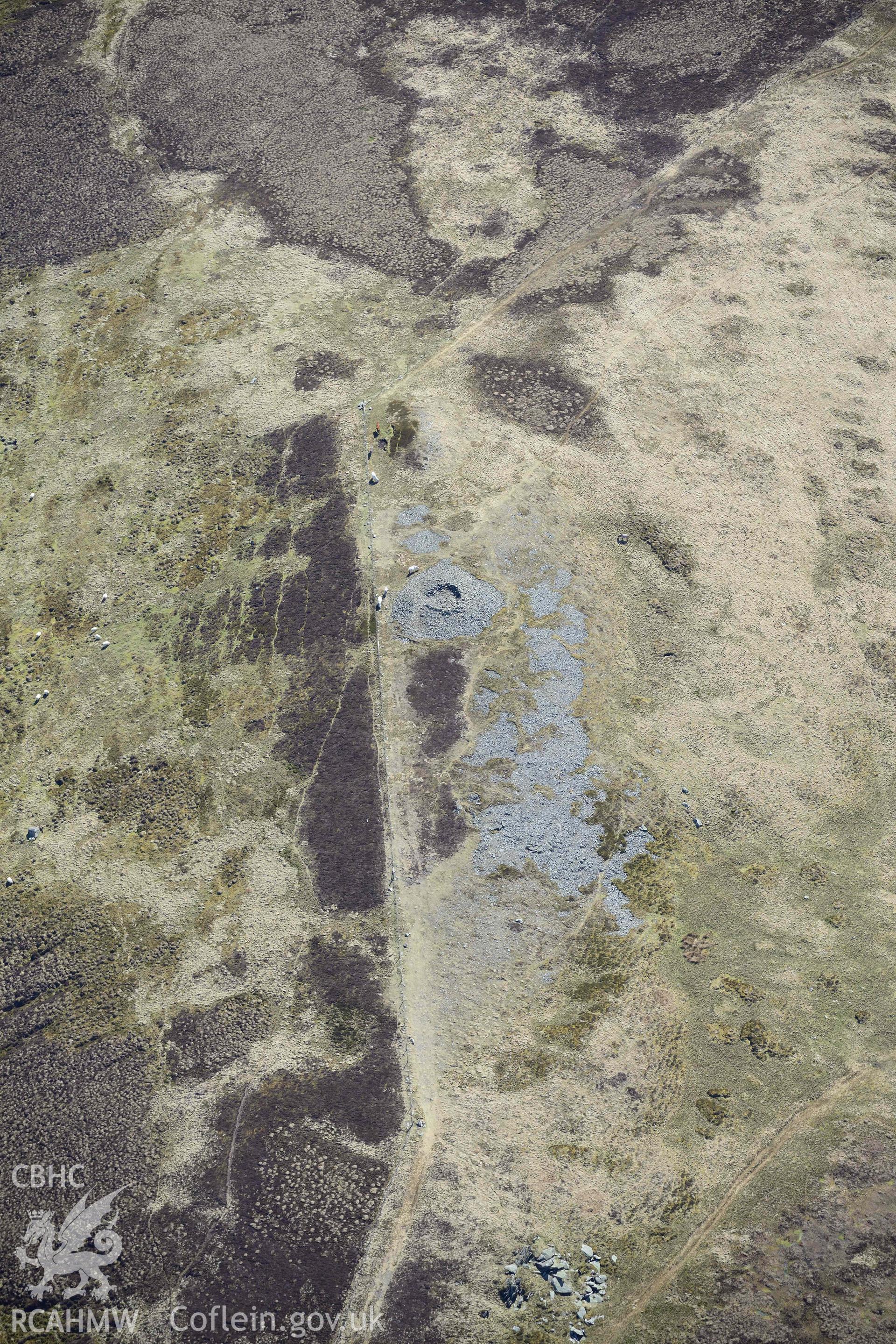 Carnedd-y-Ddelw, detailed view. Oblique aerial photograph taken during the Royal Commission’s programme of archaeological aerial reconnaissance by Toby Driver on 20 April 2018.