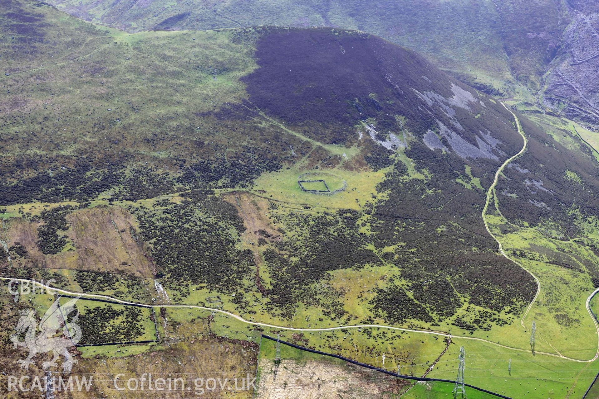 Foel Dduarth enclosure and field system. Oblique aerial photograph taken during the Royal Commission’s programme of archaeological aerial reconnaissance by Toby Driver on 20 April 2018.