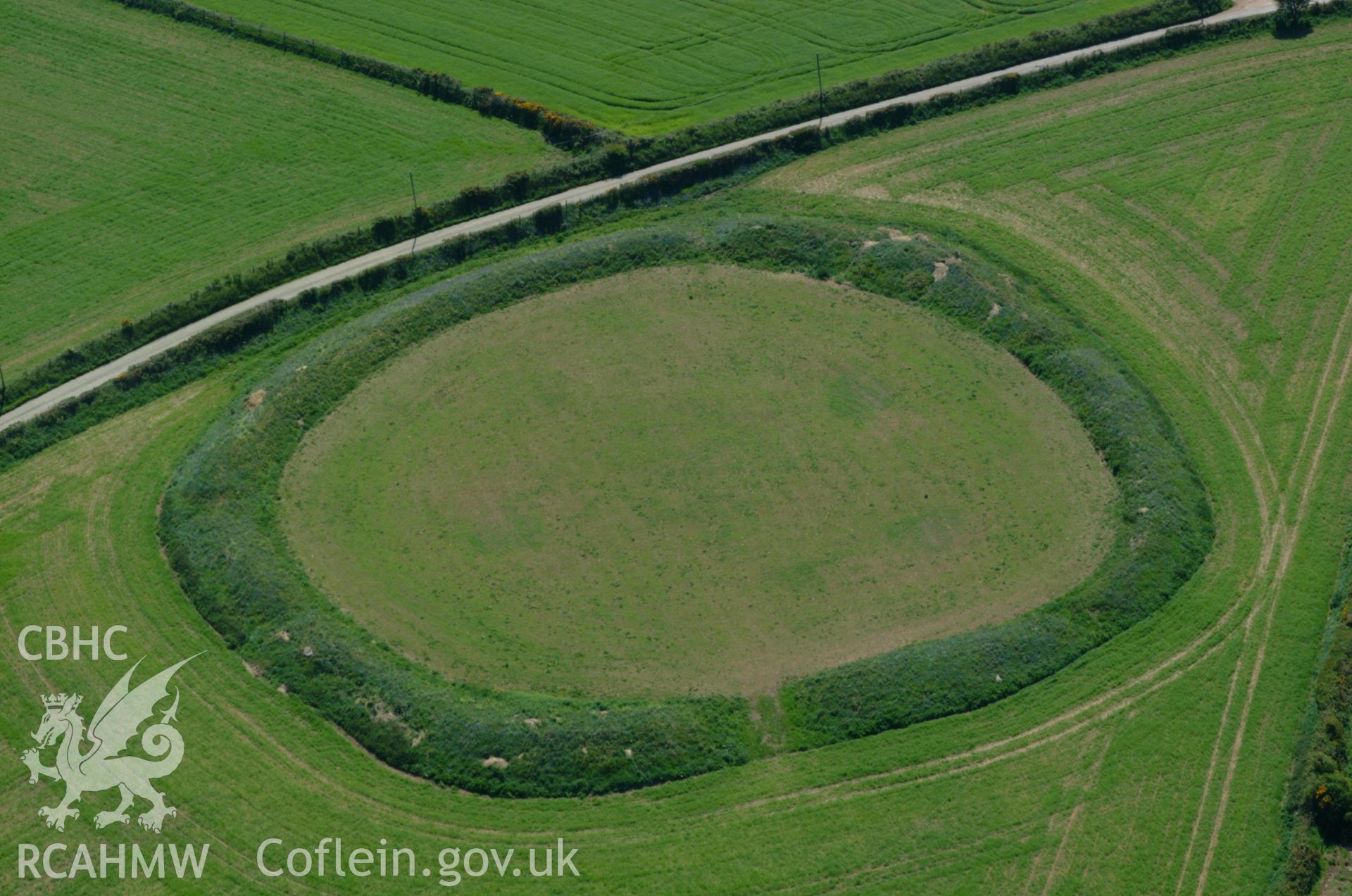 RCAHMW colour oblique aerial photograph of Castell Hendre-wen taken on 25/05/2004 by Toby Driver