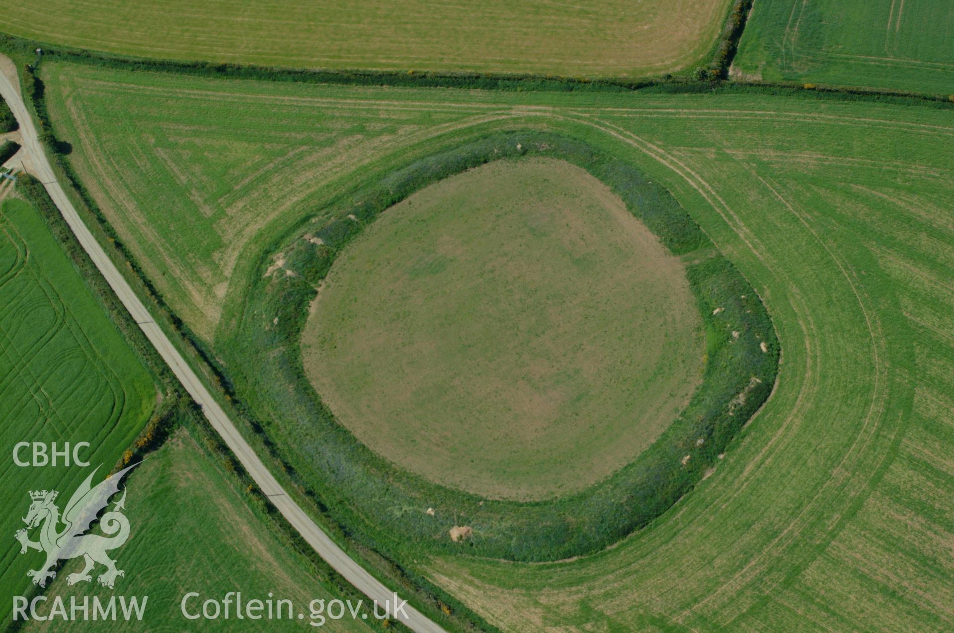 RCAHMW colour oblique aerial photograph of Castell Hendre-wen taken on 25/05/2004 by Toby Driver