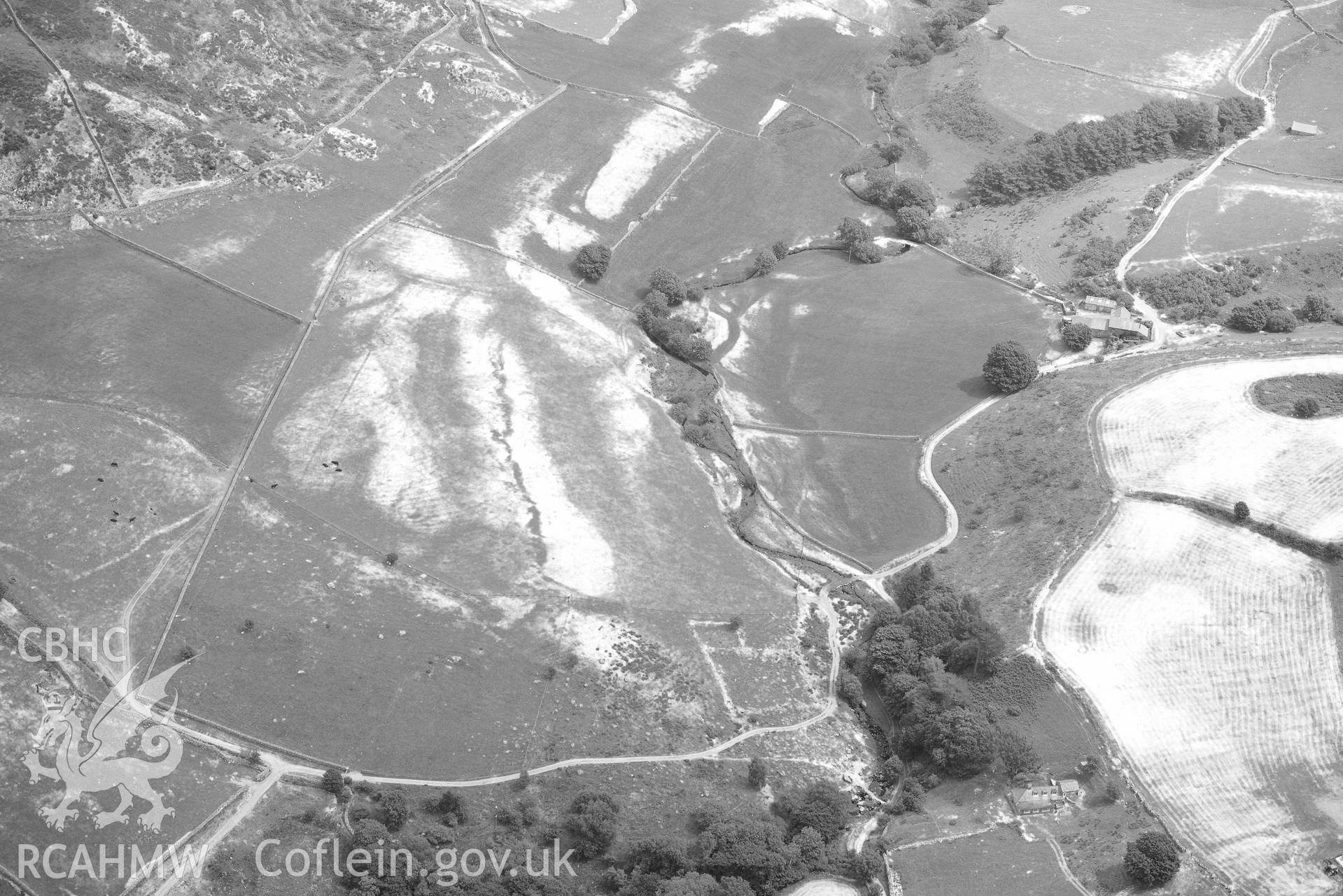 Llys Bradwen. Oblique black and white aerial photograph taken during the Royal Commission’s programme of archaeological aerial reconnaissance by Toby Driver on 10 July 2018.