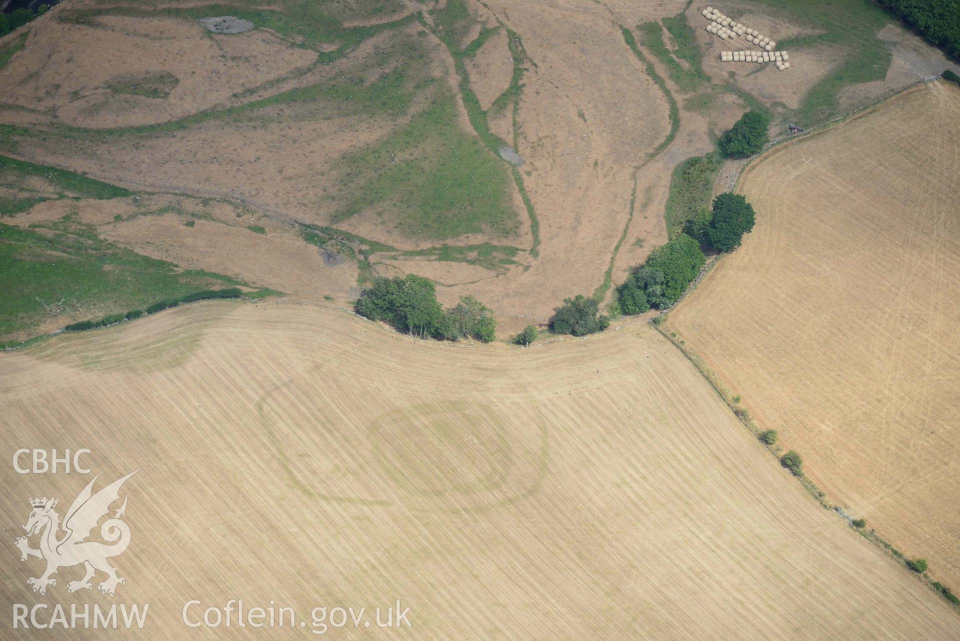 Close-up view of Dyffryn Dysynni defended enclosure. Oblique aerial photograph taken during the Royal Commission’s programme of archaeological aerial reconnaissance by Toby Driver on 10 July 2018.