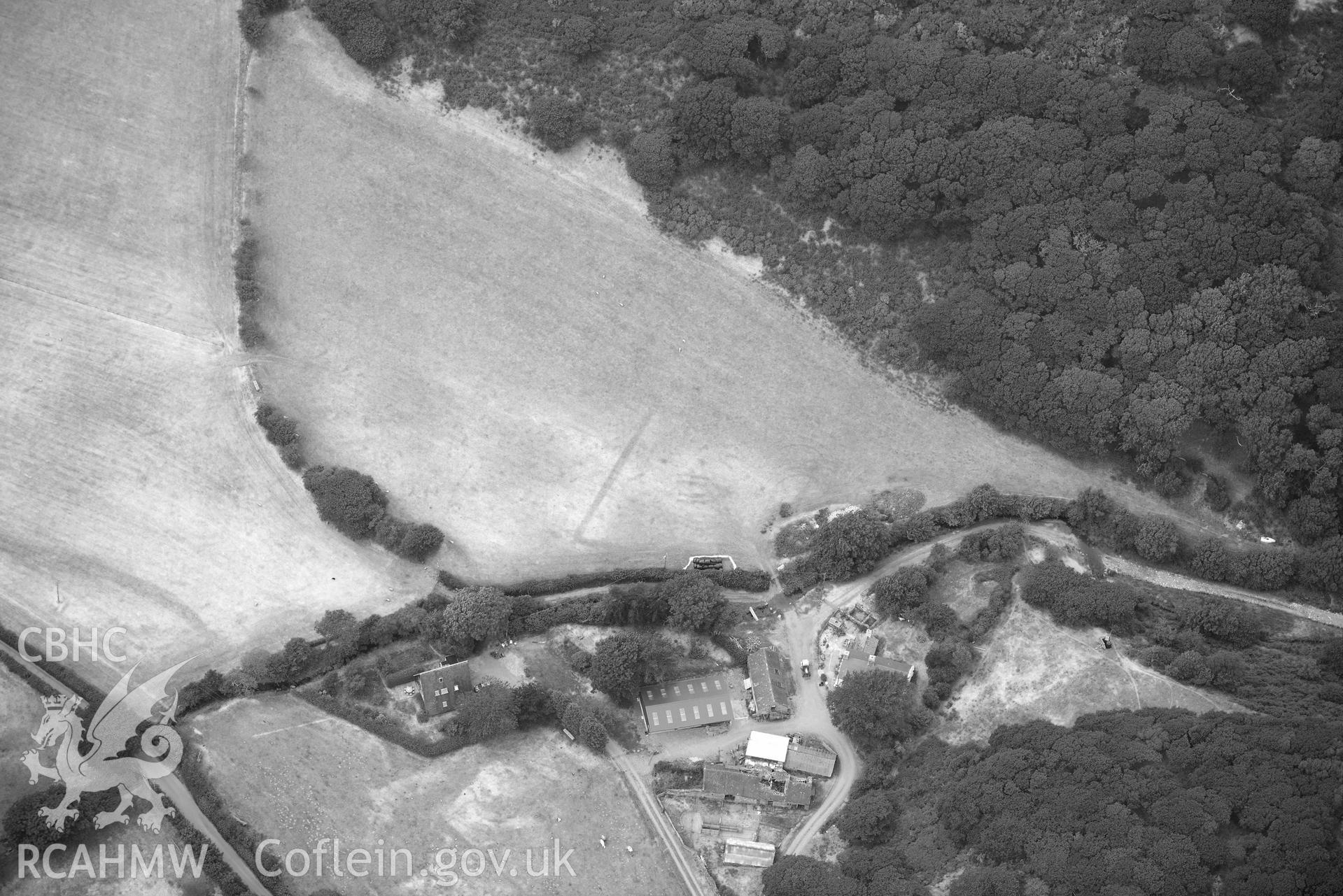 Bryn Dinas rectangular enclosure. Oblique black and white aerial photograph taken during the Royal Commission’s programme of archaeological aerial reconnaissance by Toby Driver on 10 July 2018.