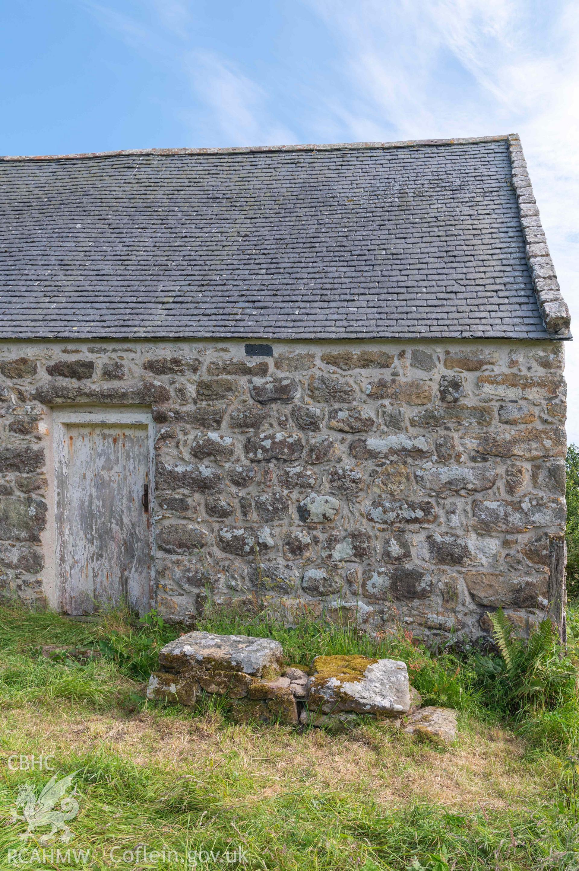 Capel Newydd - View of the West entrance to the chapel, taken from North