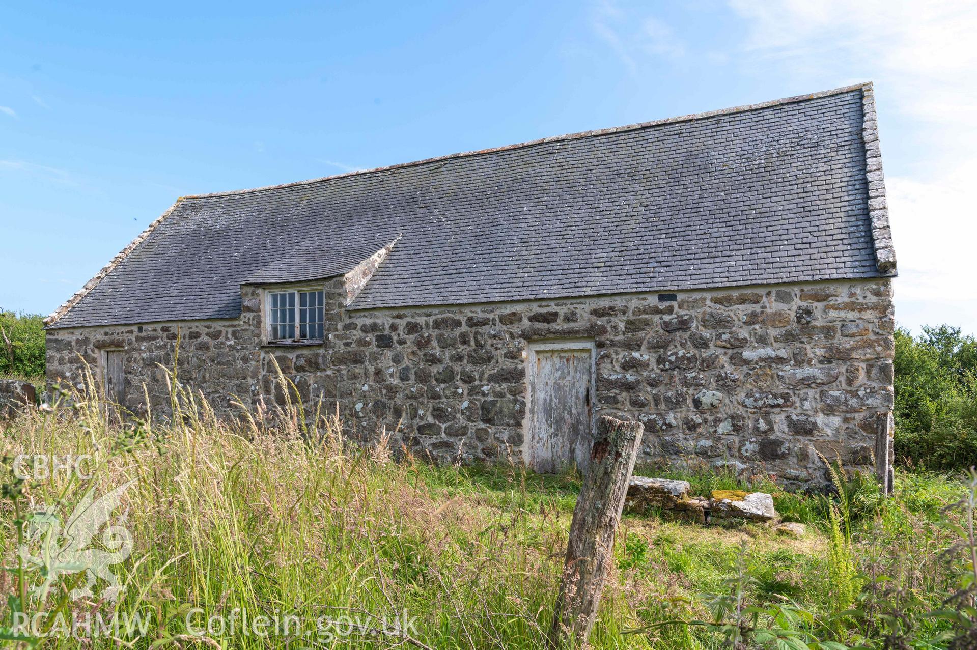 Capel Newydd - View of the front of the chapel, taken from North