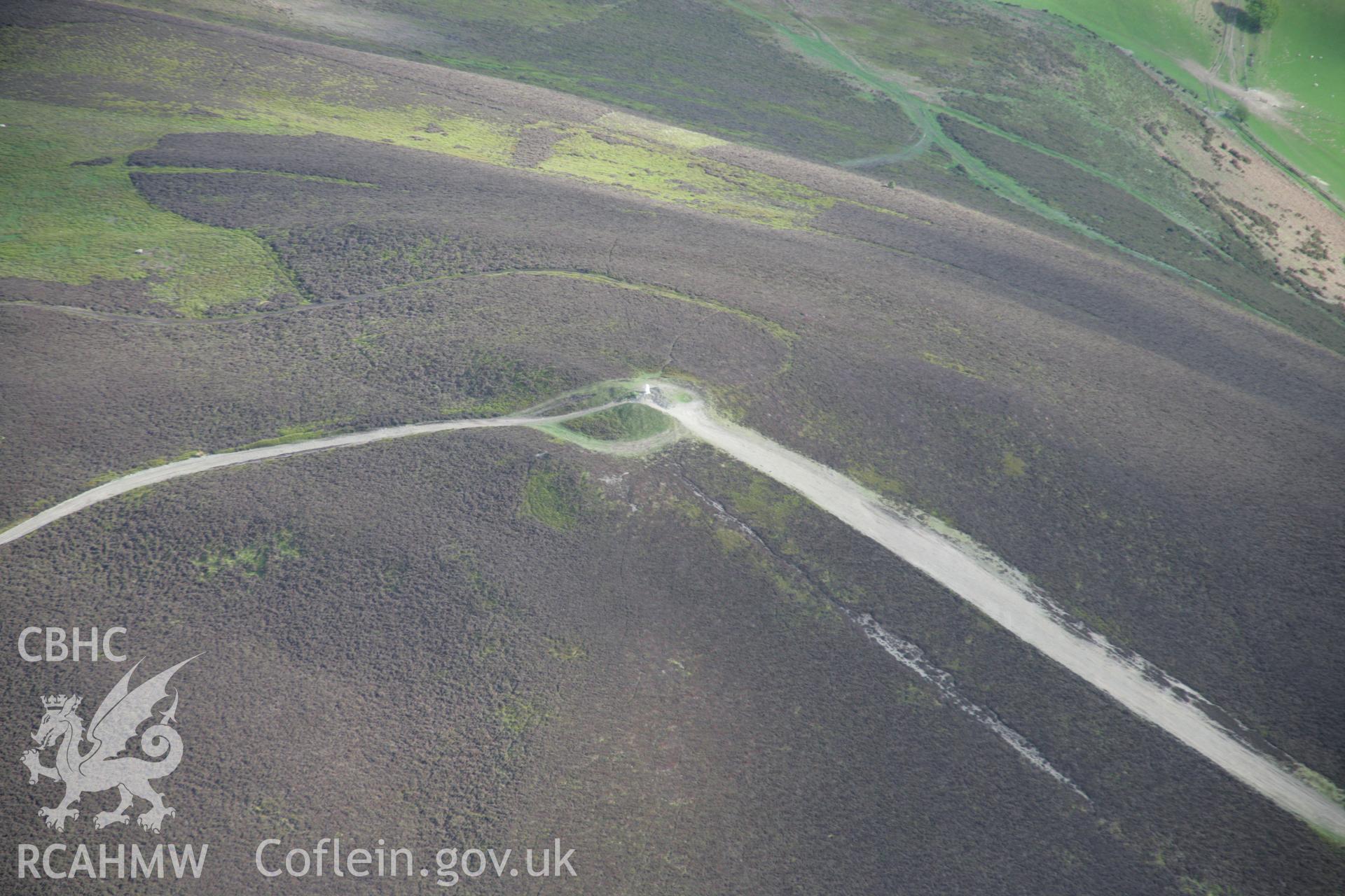 RCAHMW digital colour oblique photograph of Moel-y-Gamelin cairn from the north. Taken on 05/05/2006 by T.G. Driver.