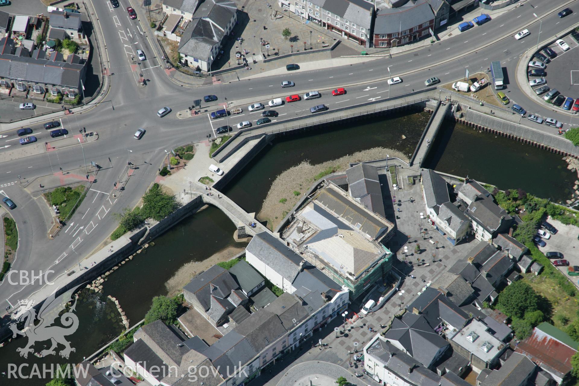 RCAHMW colour oblique aerial photograph of Old Bridge footbridge, Bridgend. (Pennebont). Taken on 24 July 2006 by Toby Driver.