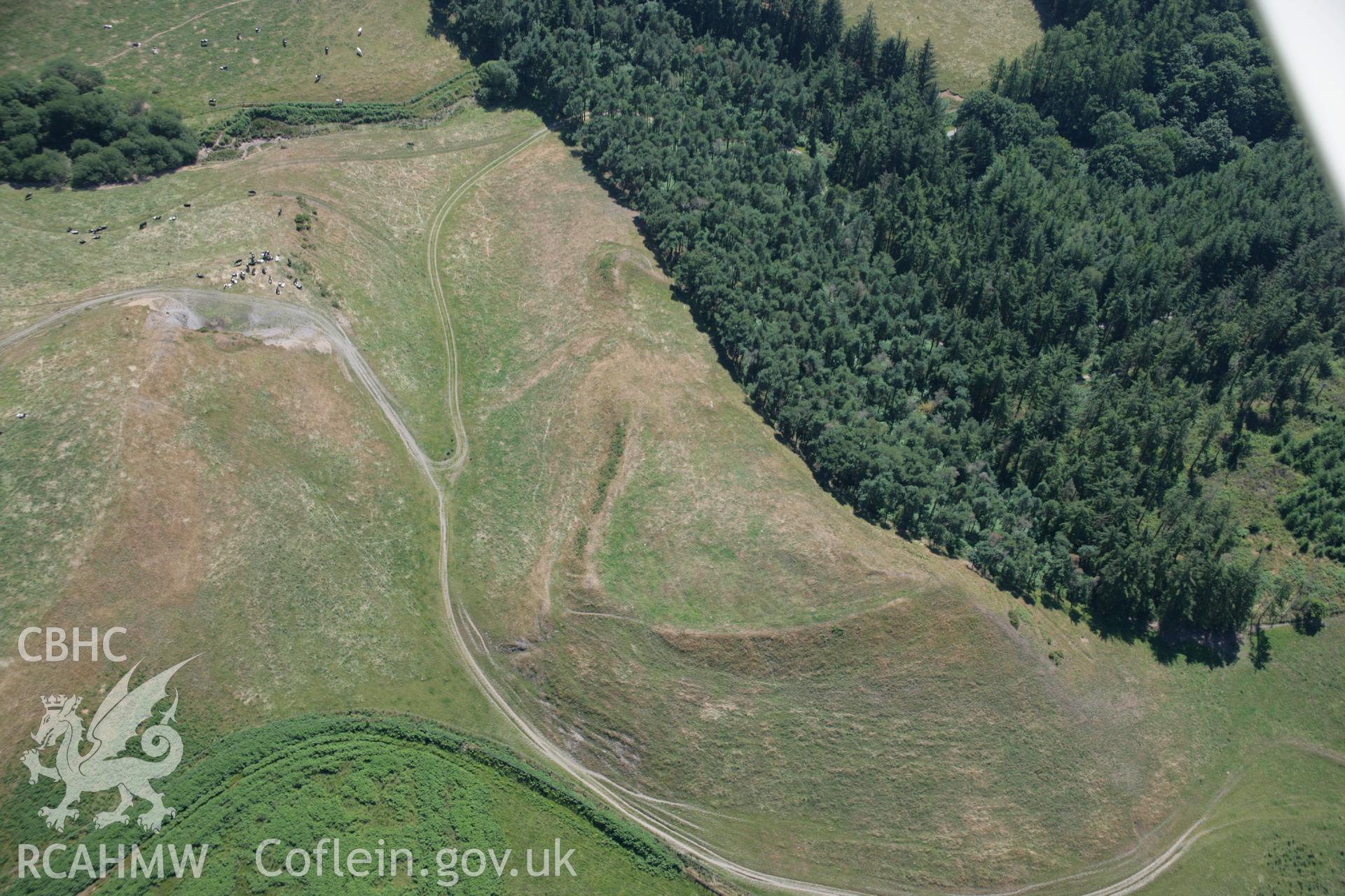 RCAHMW colour oblique aerial photograph of Cnwc y Bugail Hillfort. Taken on 17 July 2006 by Toby Driver.