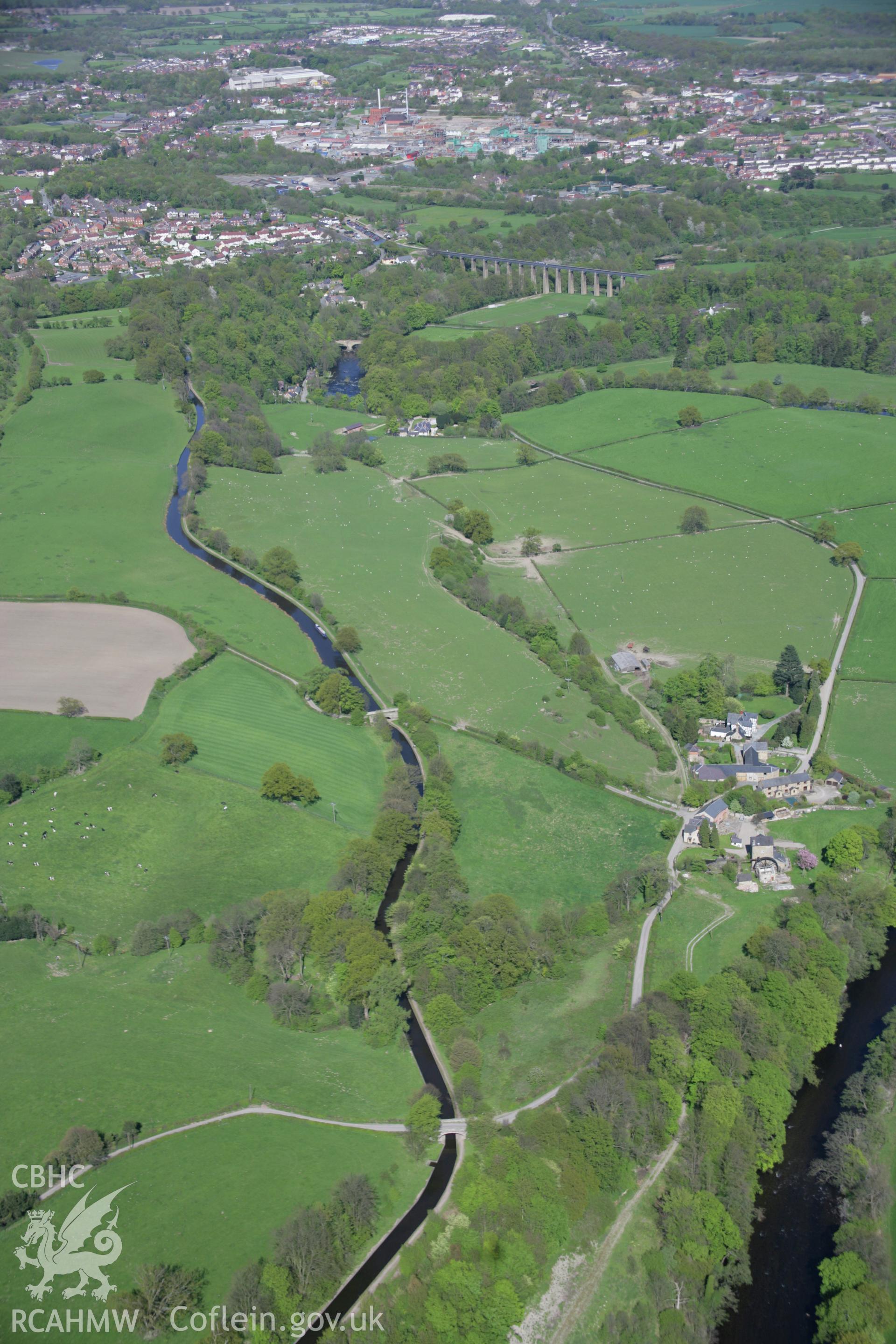 RCAHMW digital colour oblique photograph of the Llangollen Canal at Plas-yn-pentre looking east. Taken on 05/05/2006 by T.G. Driver.