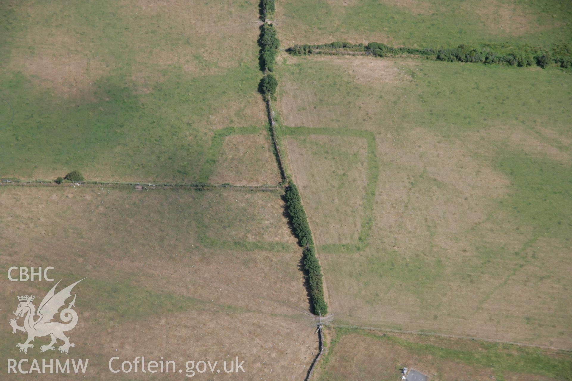 RCAHMW colour oblique aerial photograph of Ty-Hen Defended Enclosure. Taken on 27 July 2006 by Toby Driver.