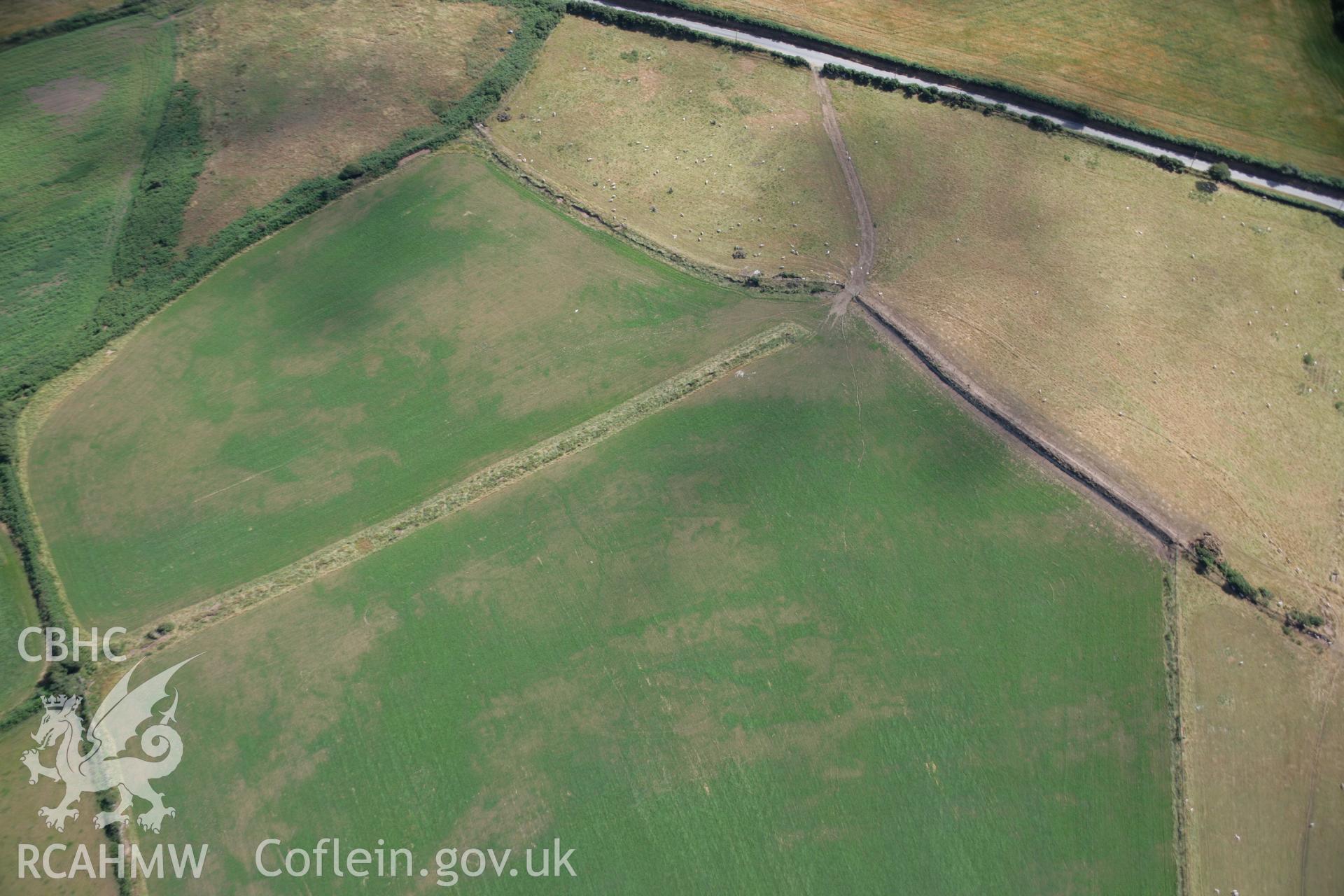 RCAHMW colour oblique photograph of Crugiau Cemaes, barrows and cropmarks. Taken by Toby Driver on 27/07/2006.