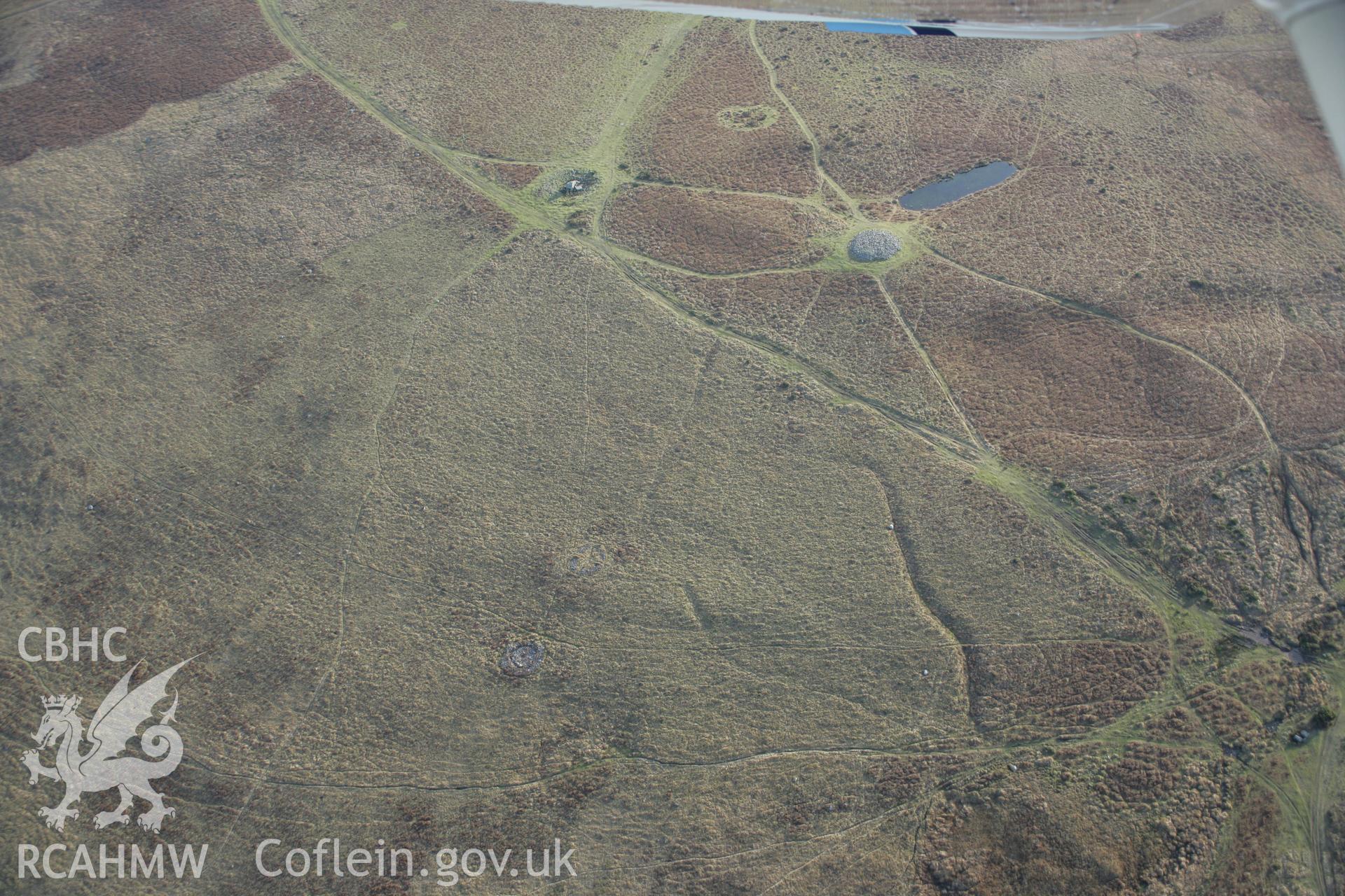 RCAHMW colour oblique aerial photograph of Arthur's Stone (Maen Ceti), Cefn Bryn. A landscape view from the north. Taken on 26 January 2006 by Toby Driver.