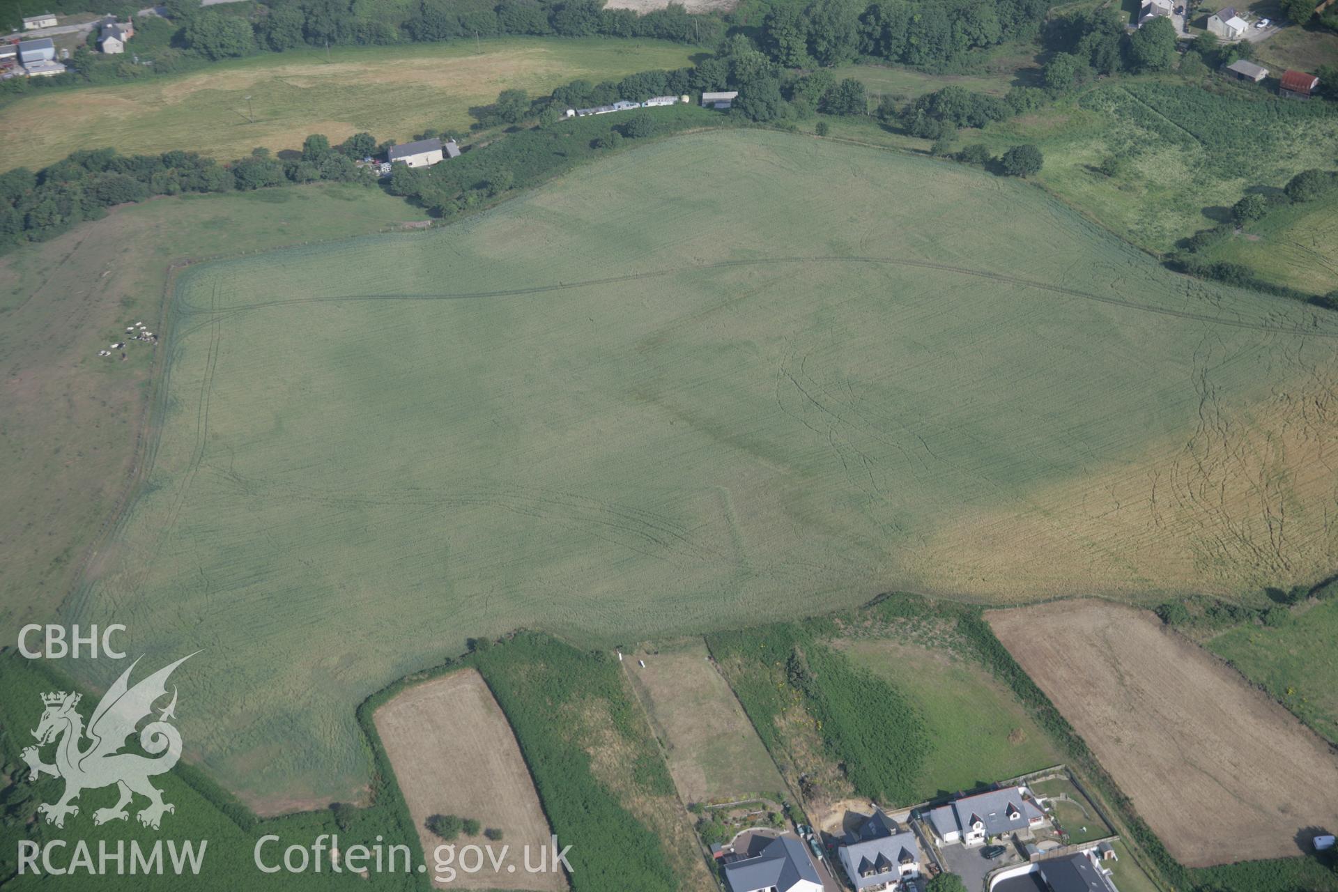 RCAHMW digital colour oblique photograph of the cropmark of defended enclosure at Penparc viewed from the south-east. Taken on 27/07/2005 by T.G. Driver.