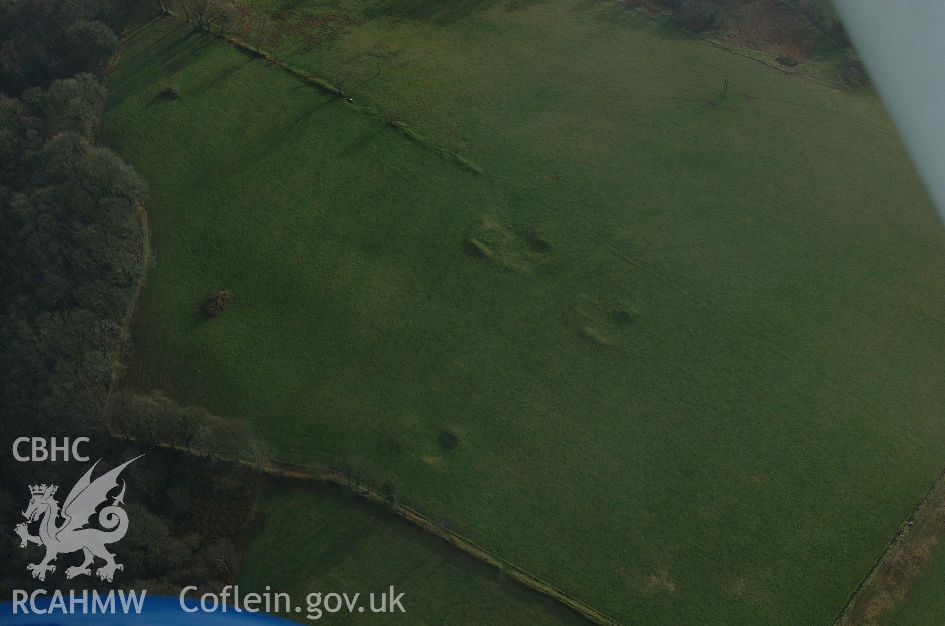 RCAHMW colour oblique aerial photograph of Ton-du House House Platform II taken on 13/01/2005 by Toby Driver