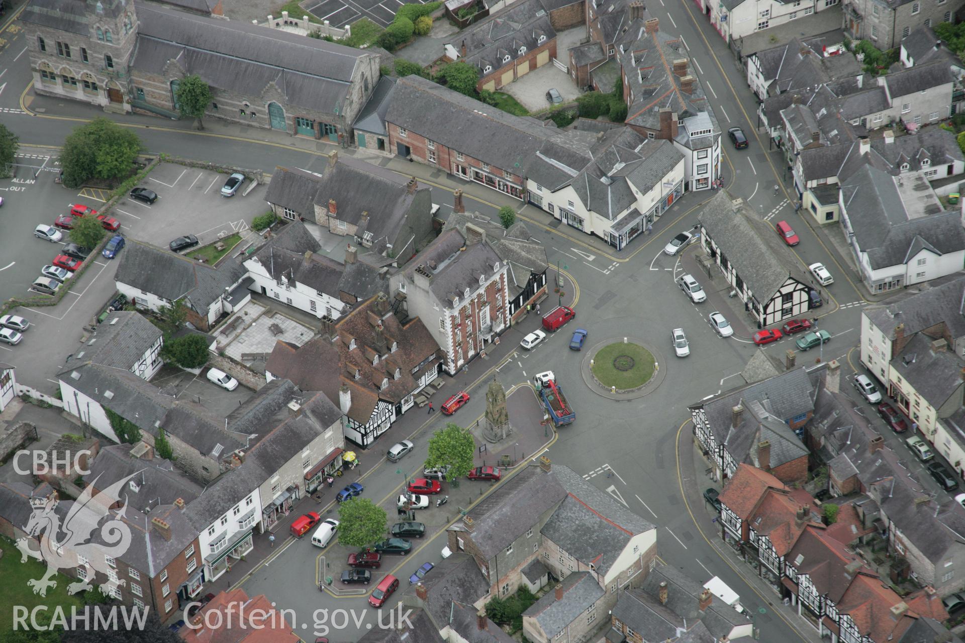 RCAHMW digital colour oblique photograph of Ruthin viewed from the south-east. Taken on 01/08/2005 by T.G. Driver.