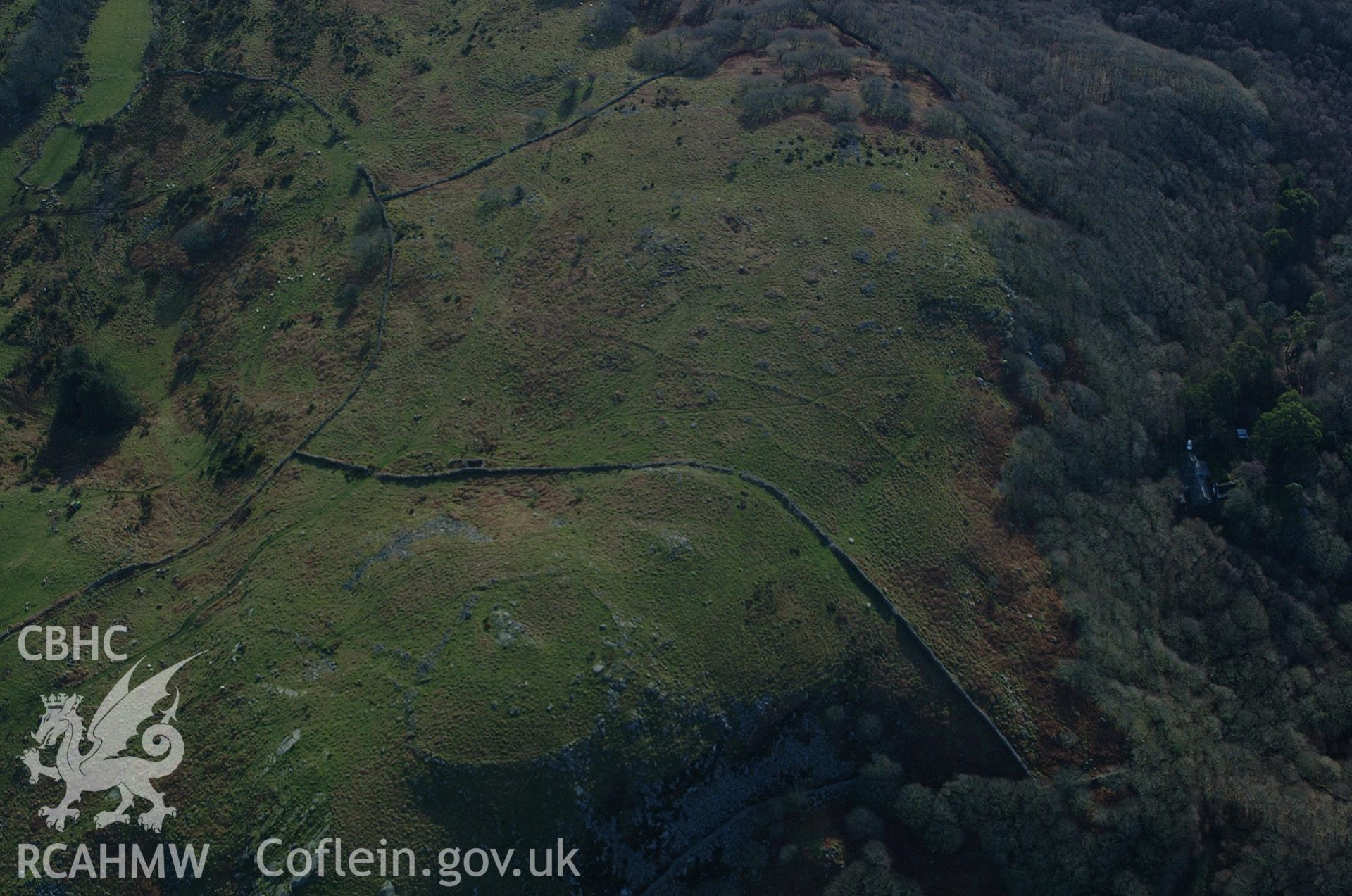 RCAHMW colour oblique aerial photograph of Clogwyn Arllef Hillfort and Field System taken on 24/01/2005 by Toby Driver