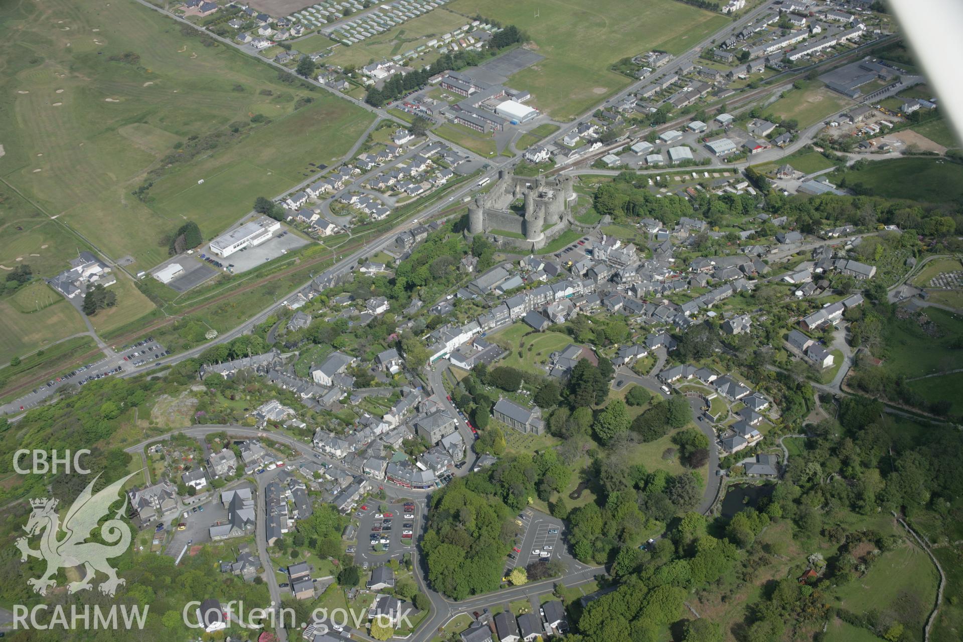 RCAHMW digital colour oblique photograph of Harlech. Taken on 17/05/2005 by T.G. Driver.