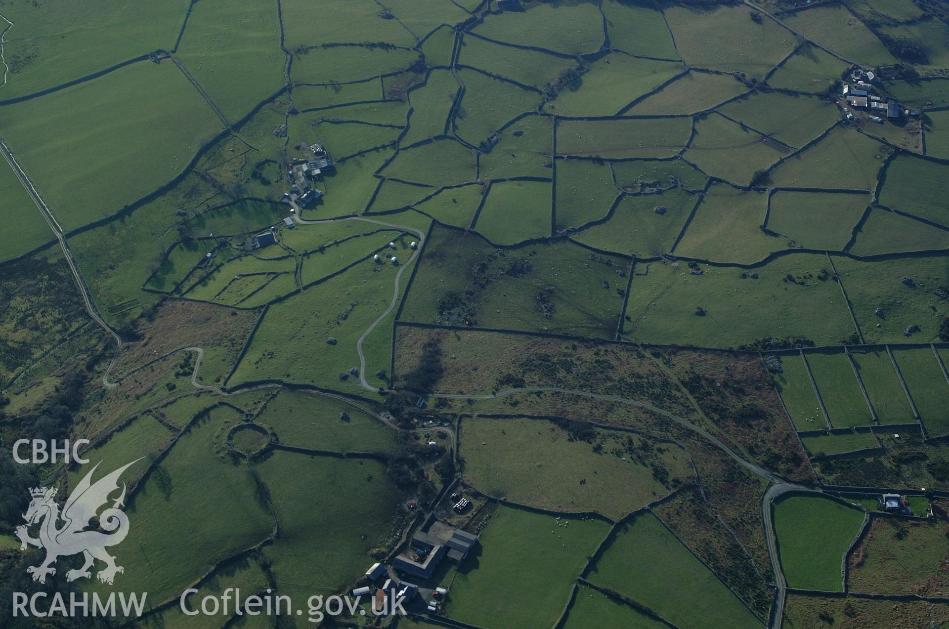 RCAHMW colour oblique aerial photograph of an enclosed settlement at Brwyn Llynau taken on 24/01/2005 by Toby Driver