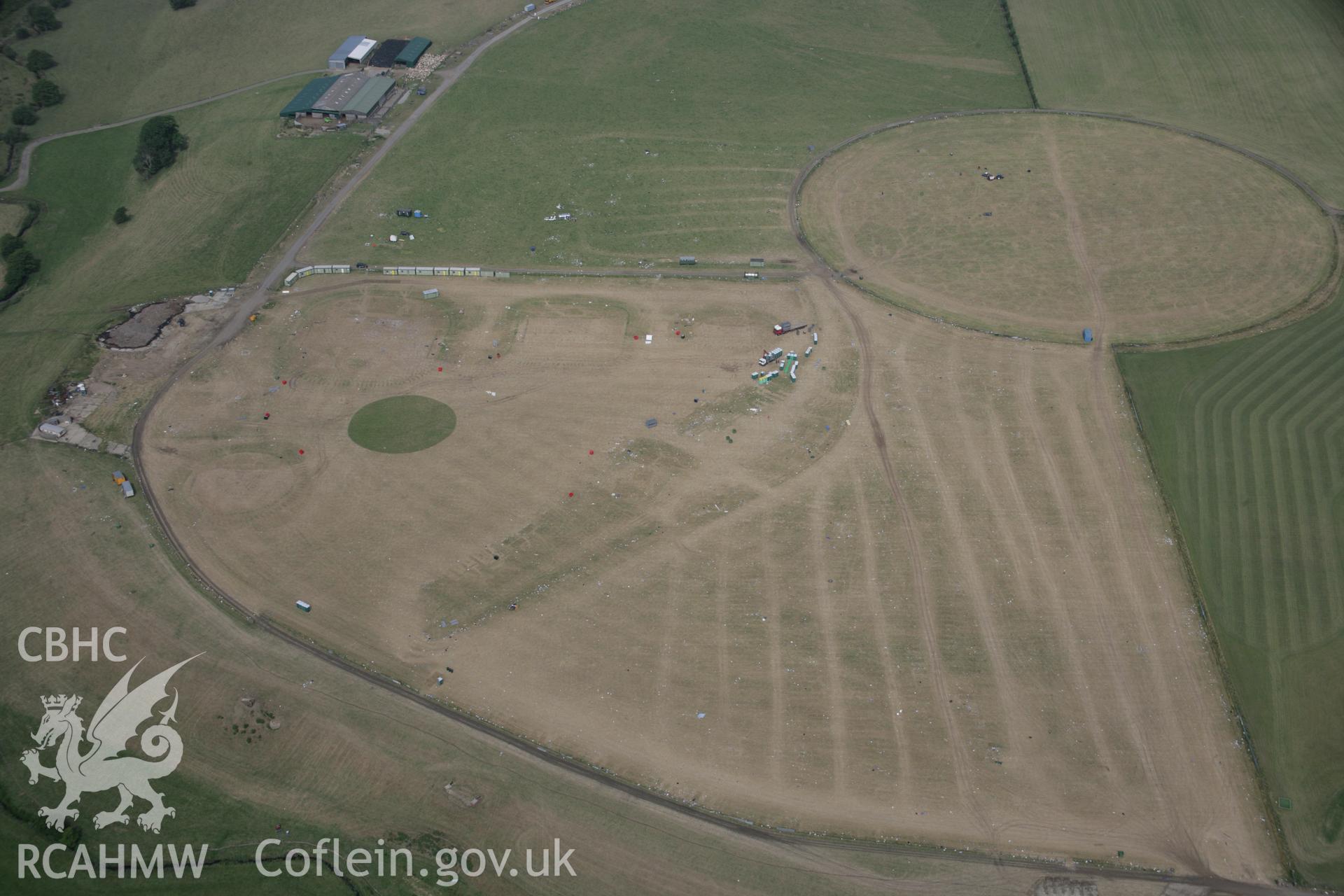 RCAHMW digital colour oblique photograph of Penrhos airfield viewed from the south-east with the parchmark indications of a fair, show, or market on the site. Taken on 27/07/2005 by T.G. Driver.