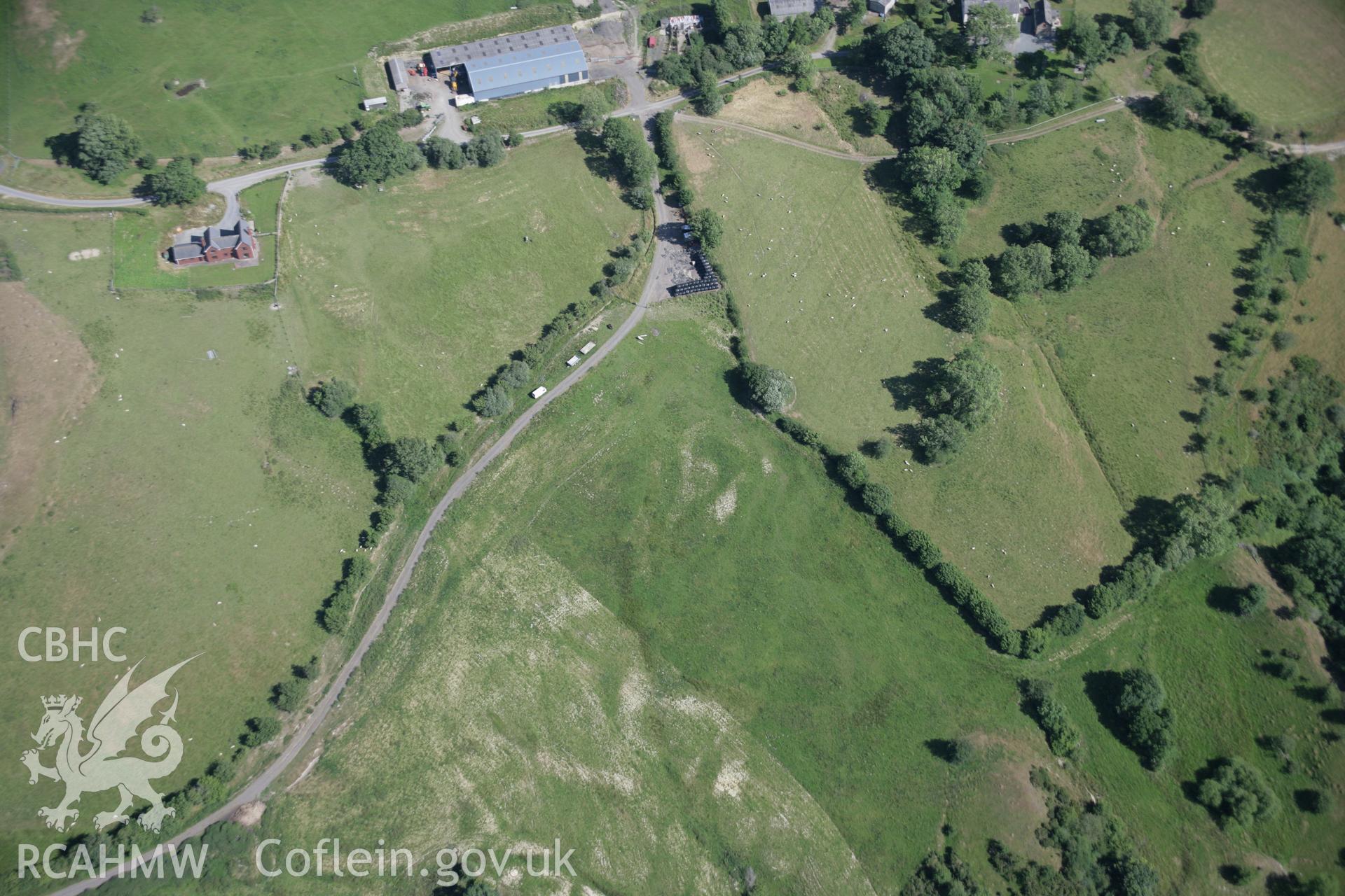 RCAHMW digital colour oblique photograph of Neuadd Farm. Taken on 21/07/2005 by T.G. Driver.