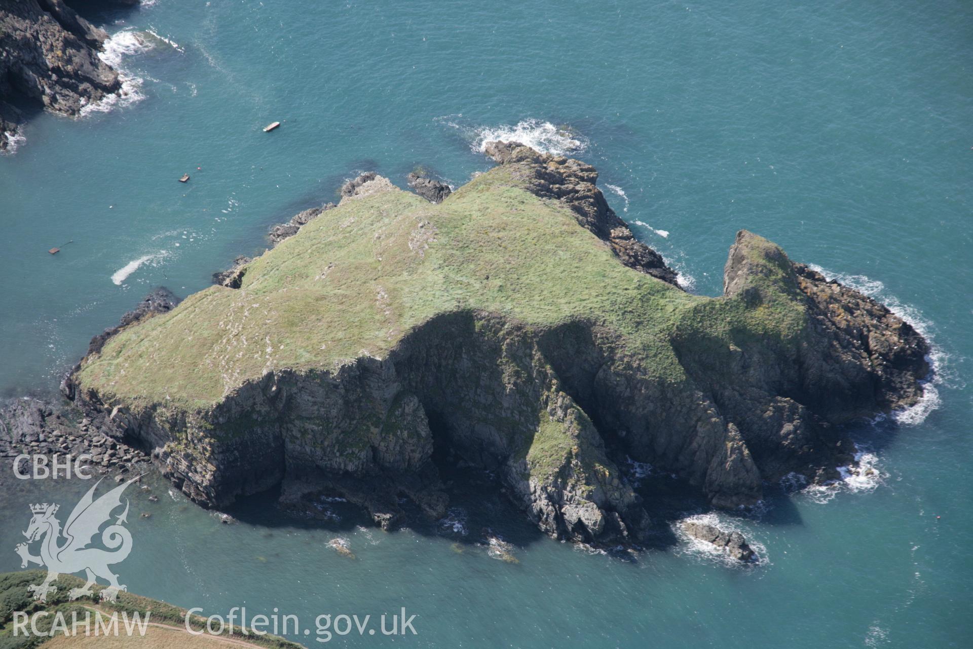 RCAHMW digital colour oblique photograph of Ynys y Castell viewed from the south-east. Taken on 01/09/2005 by T.G. Driver.