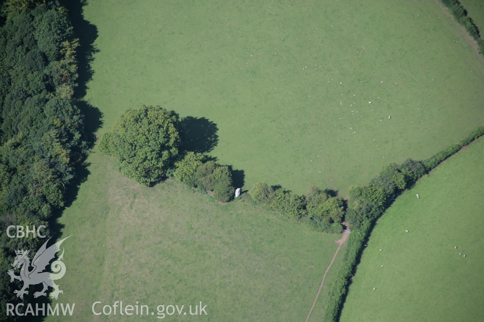 RCAHMW digital colour oblique photograph of Llwyn-y-fedwen standing stone. Taken on 02/09/2005 by T.G. Driver.