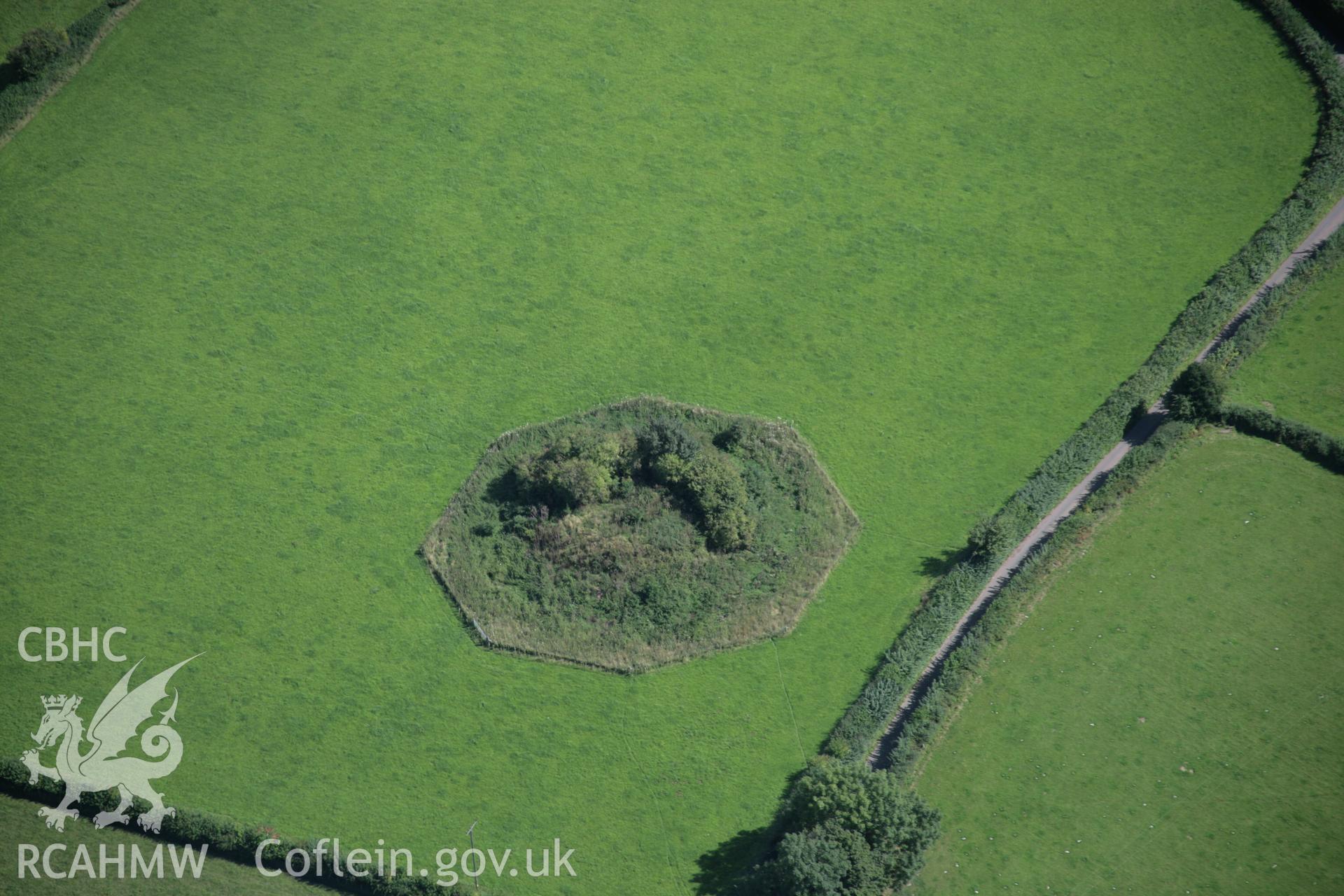 RCAHMW digital colour oblique photograph of Twmpan Motte. Taken on 02/09/2005 by T.G. Driver.