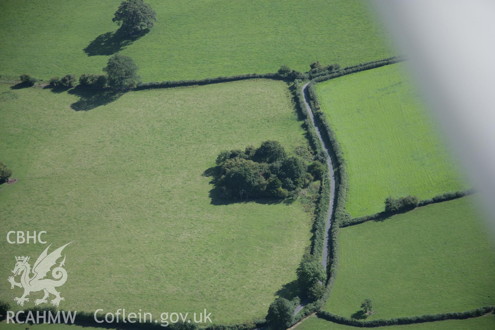 RCAHMW digital colour oblique photograph of Hen Castell viewed from the west. Taken on 02/09/2005 by T.G. Driver.