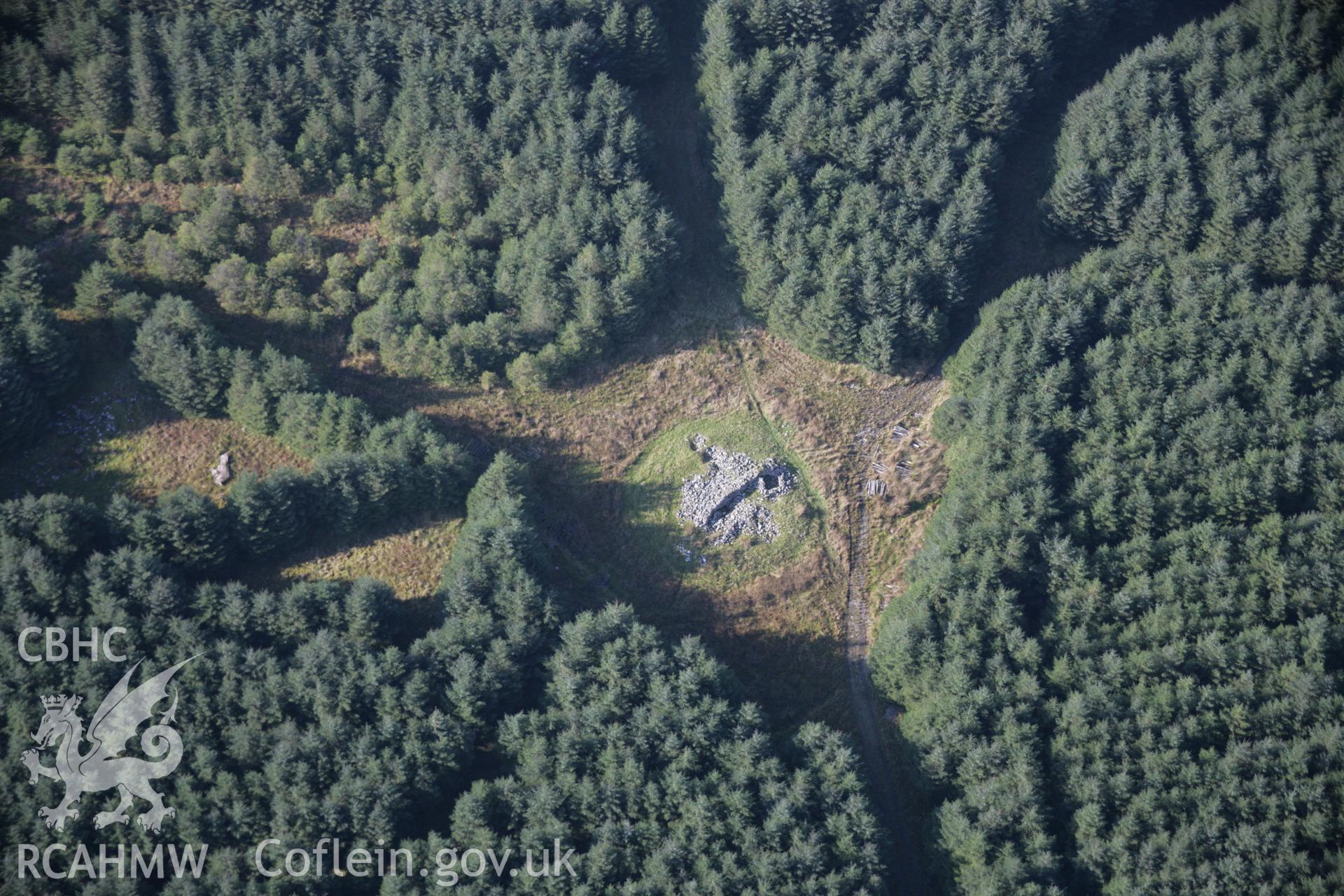 RCAHMW colour oblique aerial photograph of Bedd-y-Brenin Cairn and Cist looking north-west. Taken on 17 October 2005 by Toby Driver