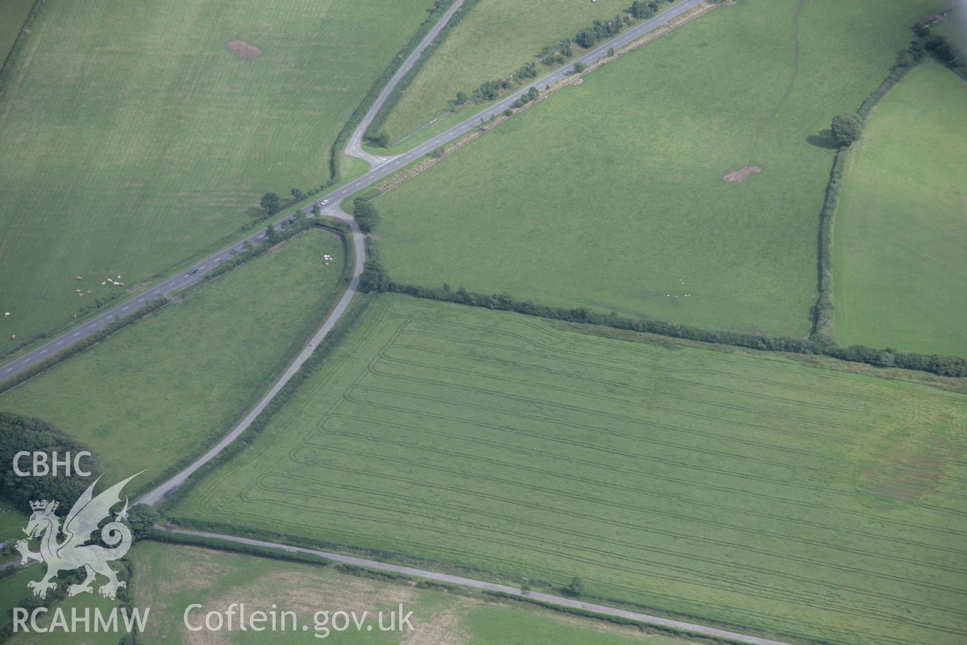 RCAHMW digital colour oblique photograph of Bryn Eryr Earthwork Enclosure viewed from the north-west. Taken on 02/08/2005 by T.G. Driver.