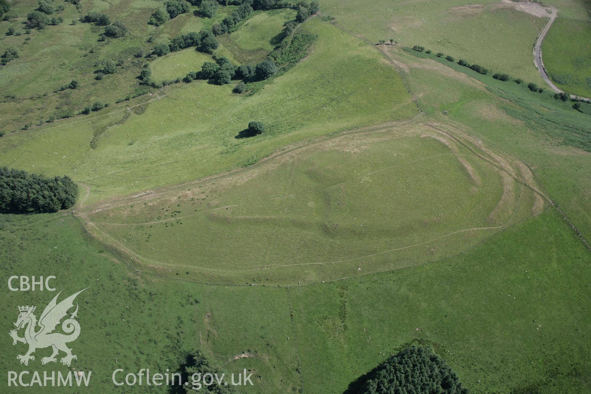 RCAHMW digital colour oblique photograph of Y Gaer Hillfort viewed from the north. Taken on 21/07/2005 by T.G. Driver.