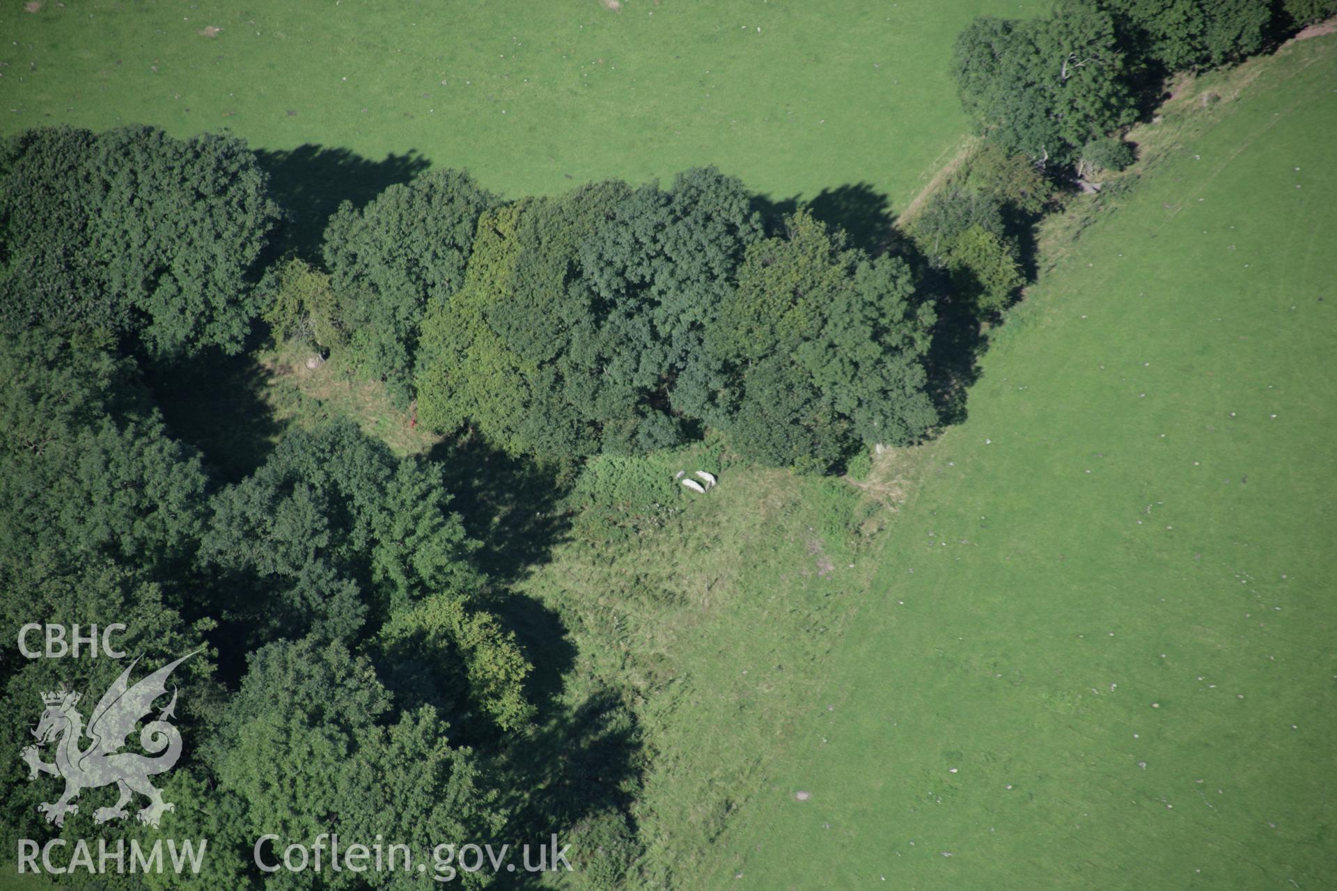 RCAHMW digital colour oblique photograph of Pen yr Wyrlod chambered cairn. Taken on 02/09/2005 by T.G. Driver.