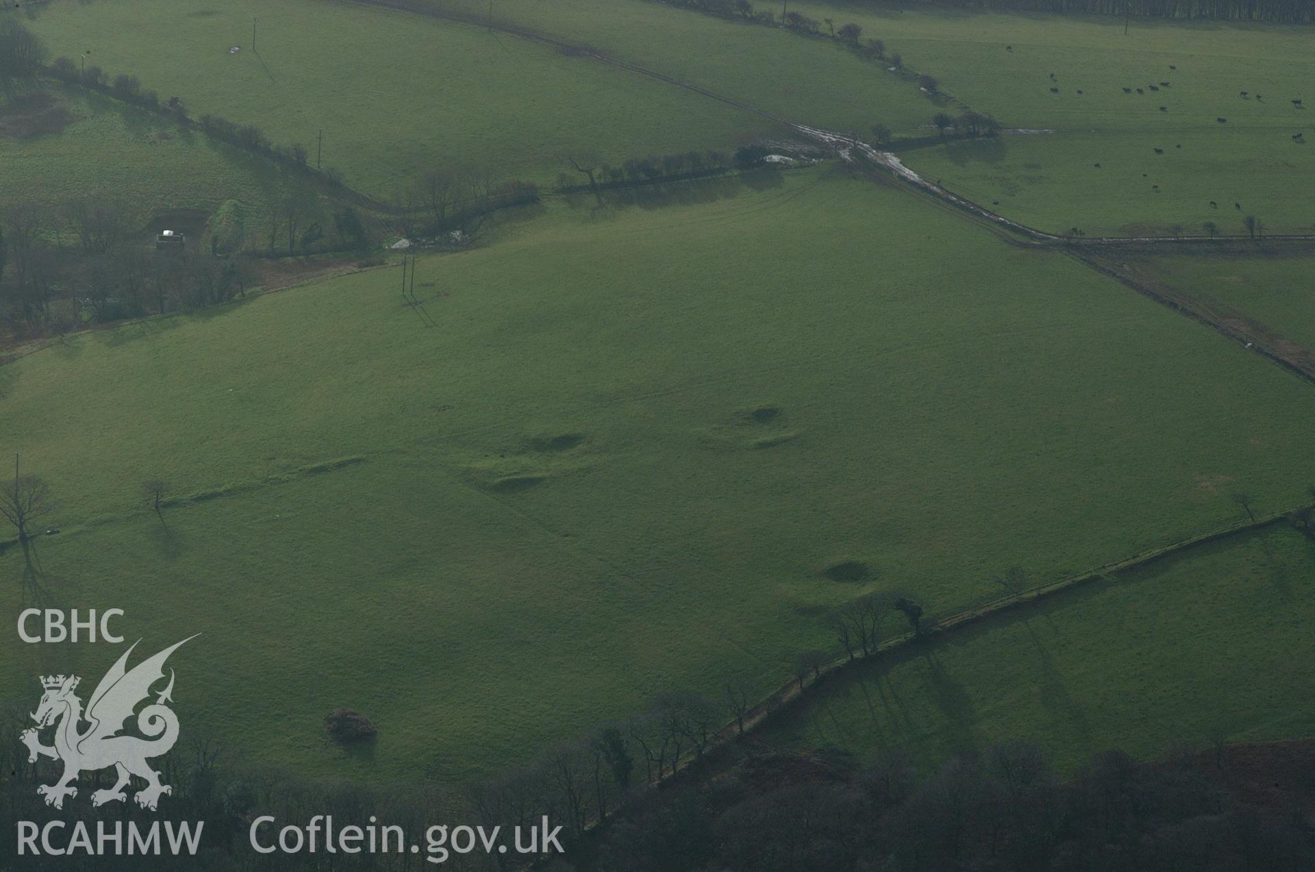 RCAHMW colour oblique aerial photograph of Ton-du House House Platform II taken on 13/01/2005 by Toby Driver