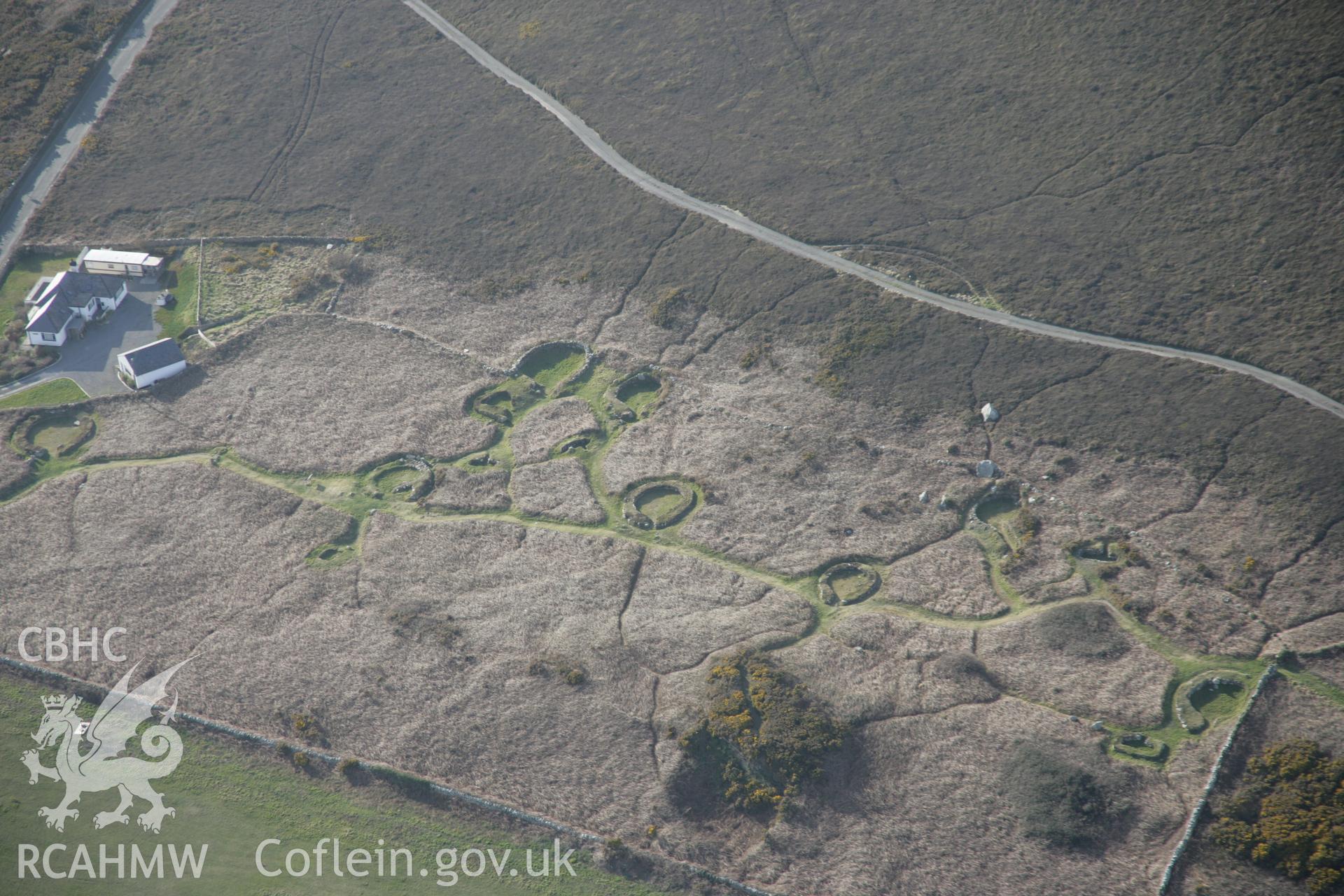 RCAHMW digital colour oblique photograph of settlement features at Cytiau'r Gwyddelod. Taken on 20/03/2005 by T.G. Driver.