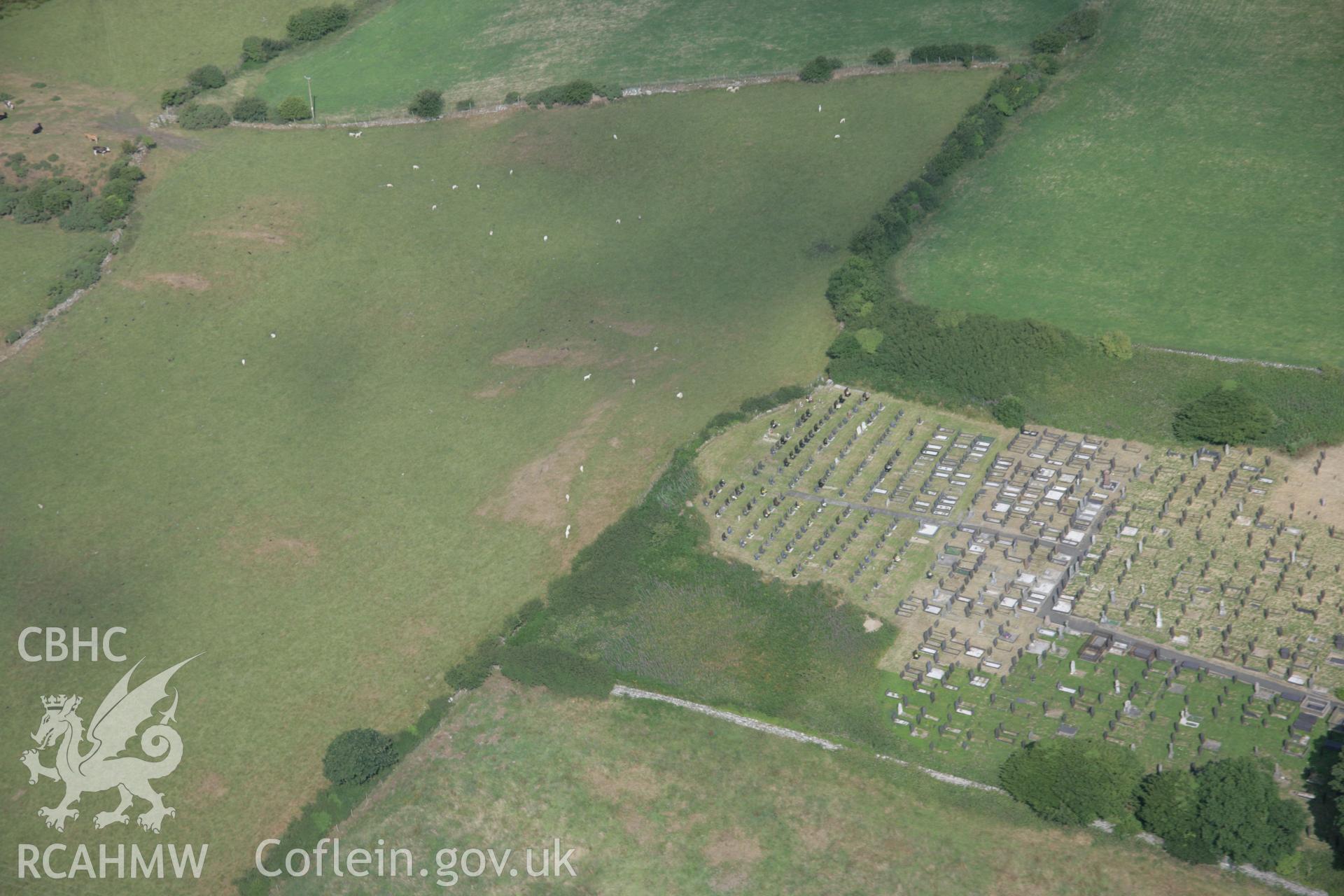 RCAHMW digital colour oblique photograph of Tyn-Llan-Uchaf Enclosure viewed from the south-east. Taken on 27/07/2005 by T.G. Driver.