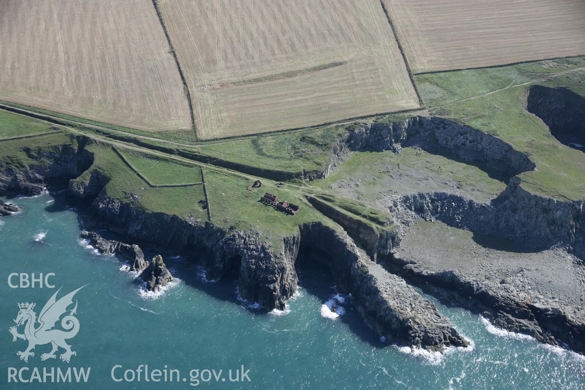 RCAHMW digital colour oblique photograph of Porthgain coastal quarries viewed from the north. Taken on 01/09/2005 by T.G. Driver.