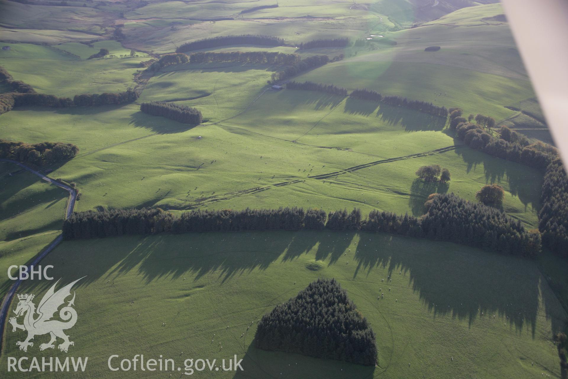 RCAHMW colour oblique aerial photograph of Crugyn Bank, viewed from the east. Taken on 13 October 2005 by Toby Driver